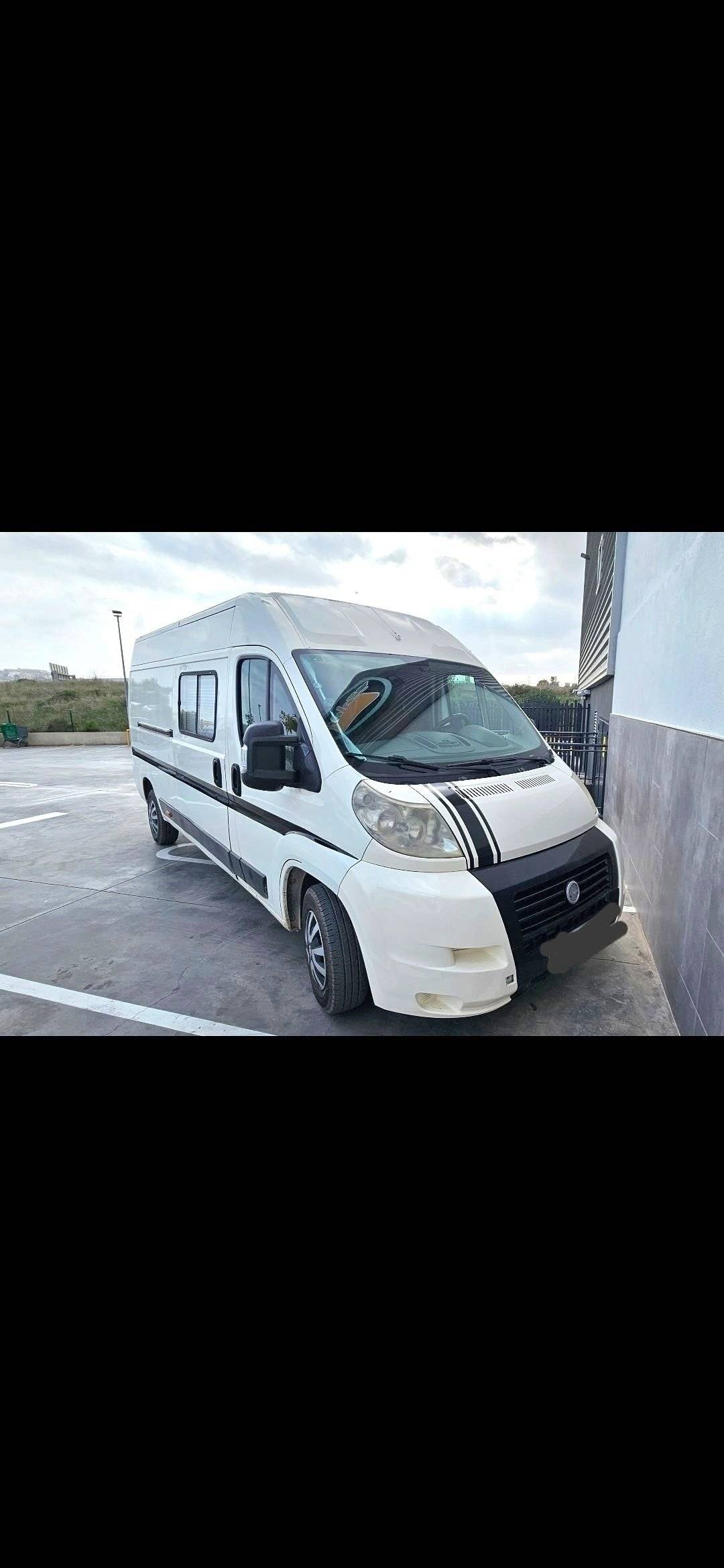 schräge Vorderansicht Fiat Fiat Ducato 2.3L L3H2 - Yescapa