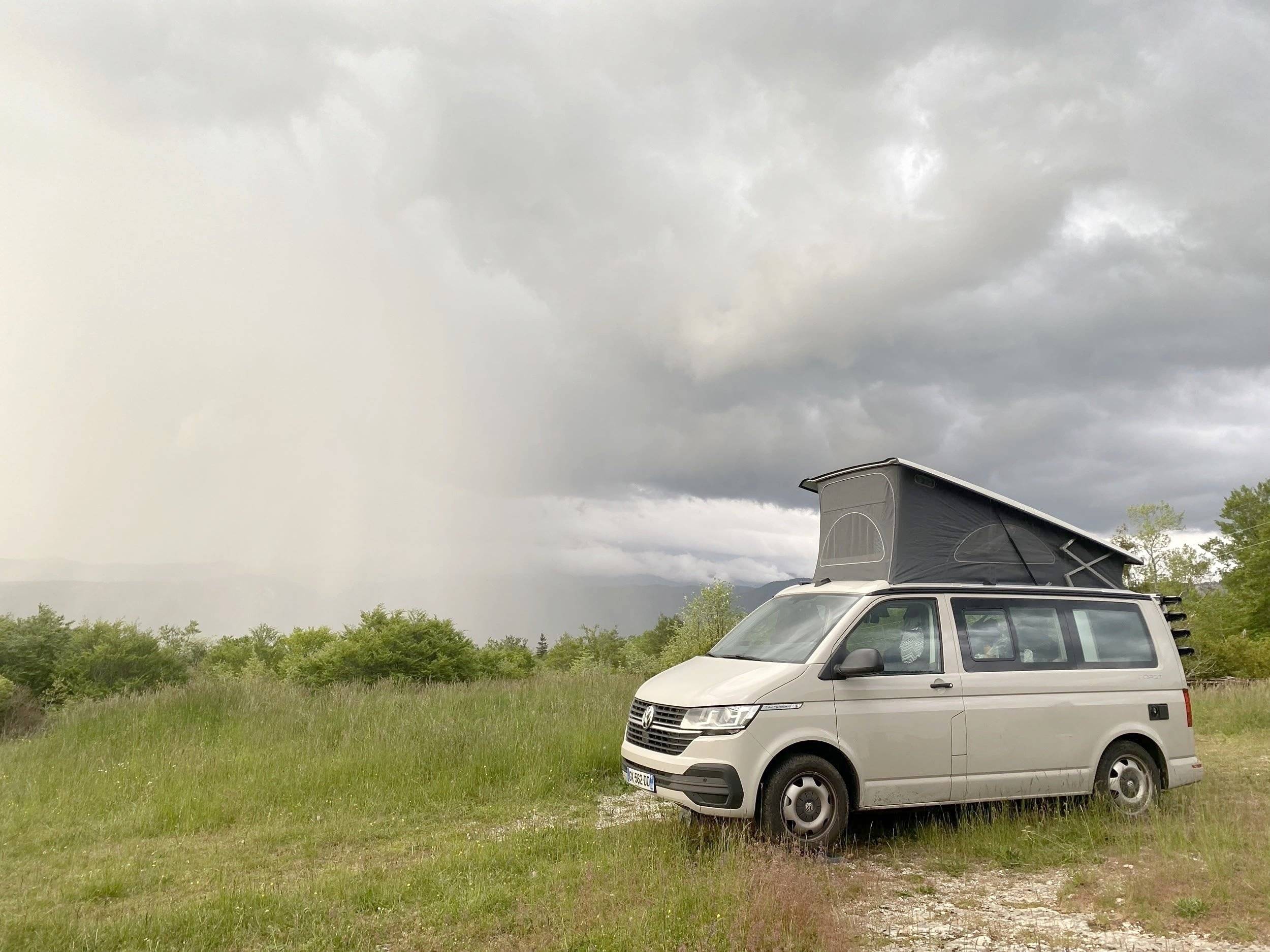 Vista de 3/4 Volkswagen VOLKSWAGEN CALIFORNIA - Yescapa