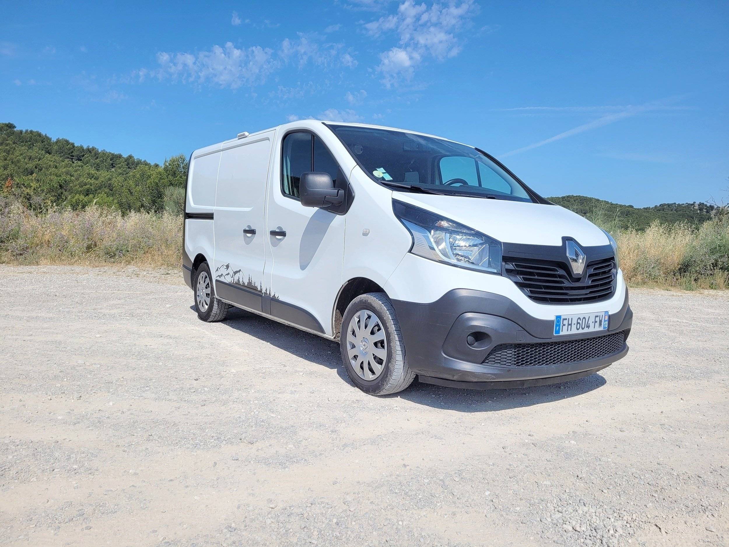 schräge Vorderansicht Renault RENAULT TRAFIC III 120 cv - Yescapa