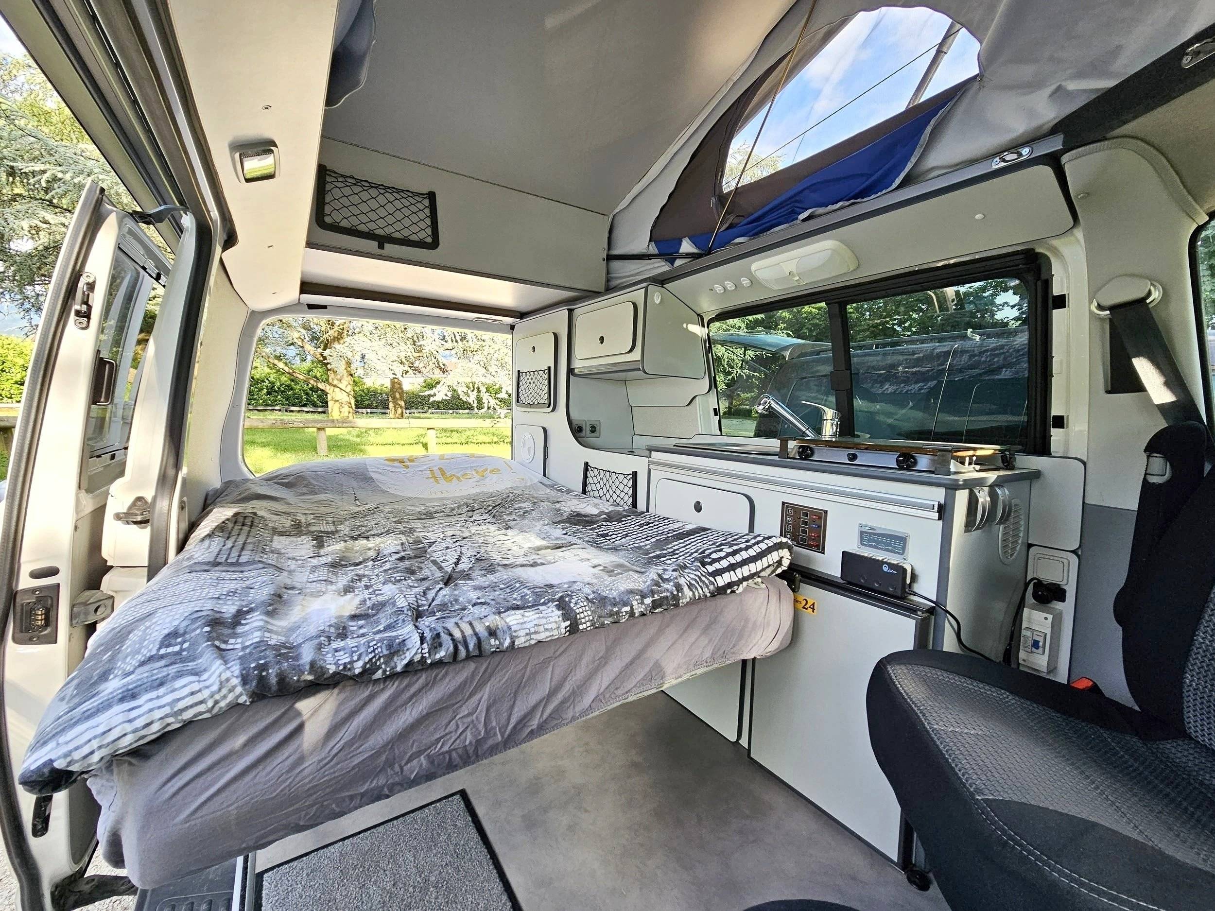 Schlafplätze Volkswagen T5 2,0 l 140 ch - Yescapa