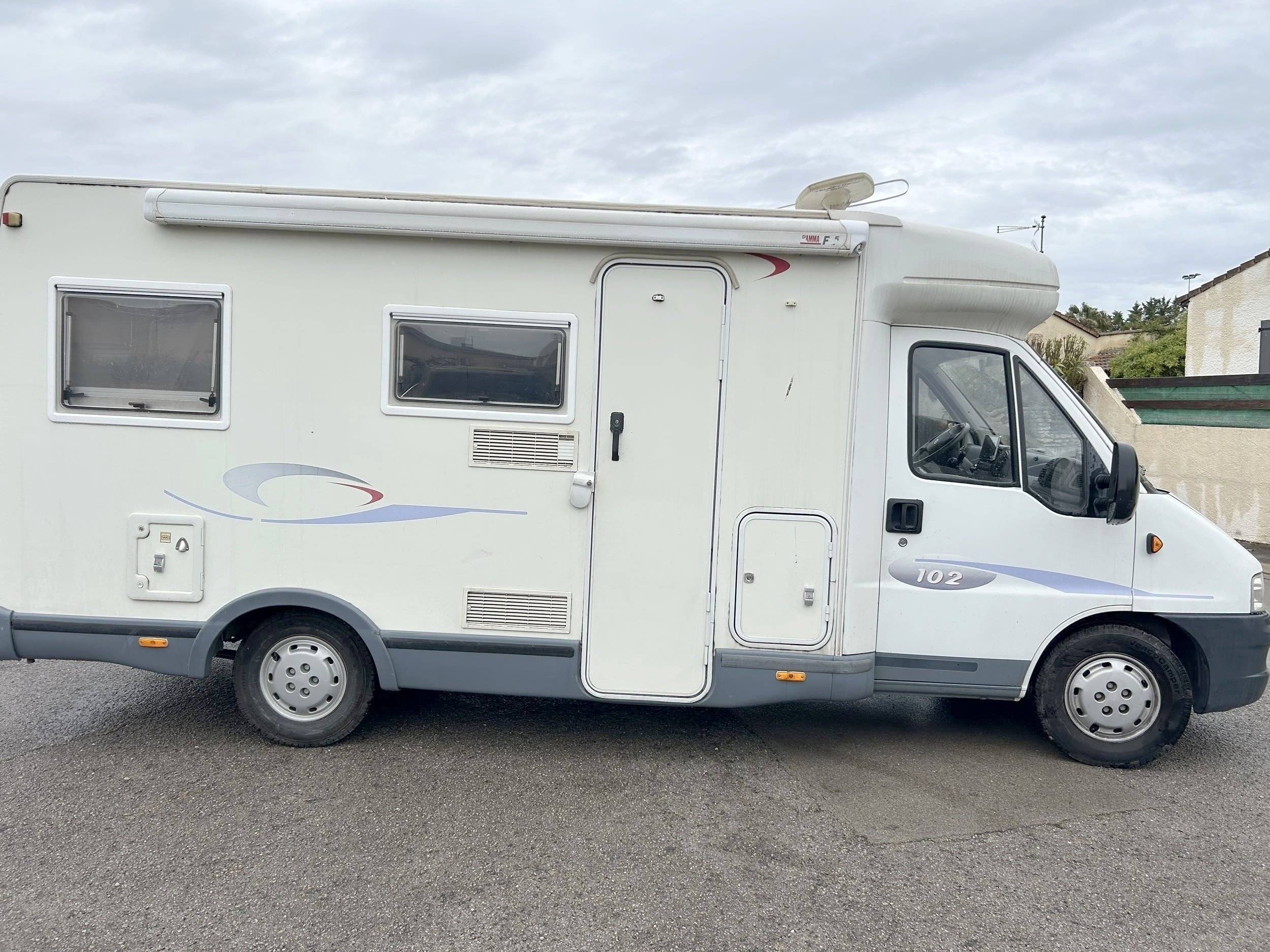 Vista del vehicle angle davanter Fiat Ducato 2,3 l 115 ch - Yescapa