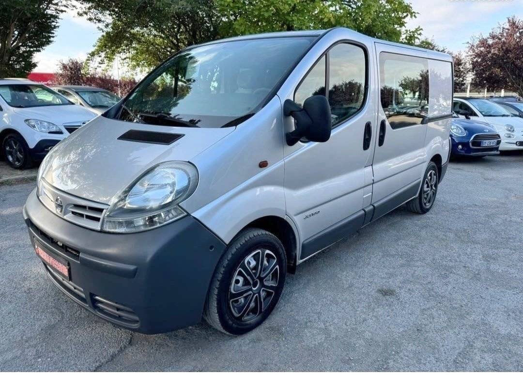 schräge Vorderansicht Nissan Primastar - Yescapa