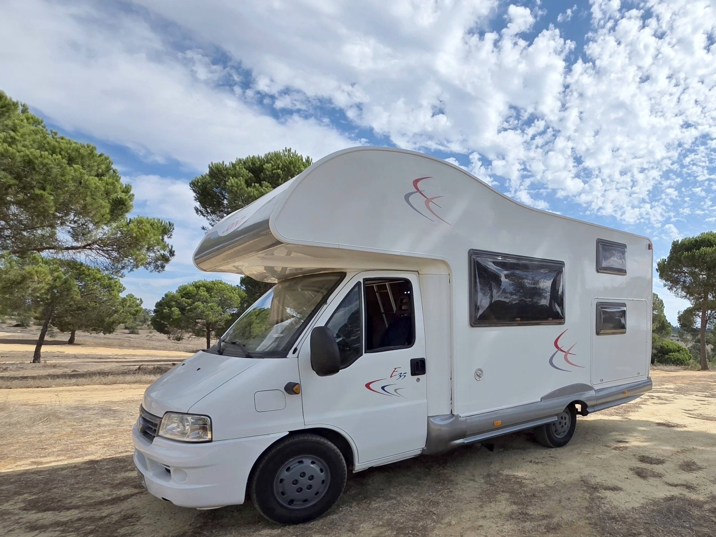 Front view from 3/4 Fiat 2,3 l 130 ch - Yescapa
