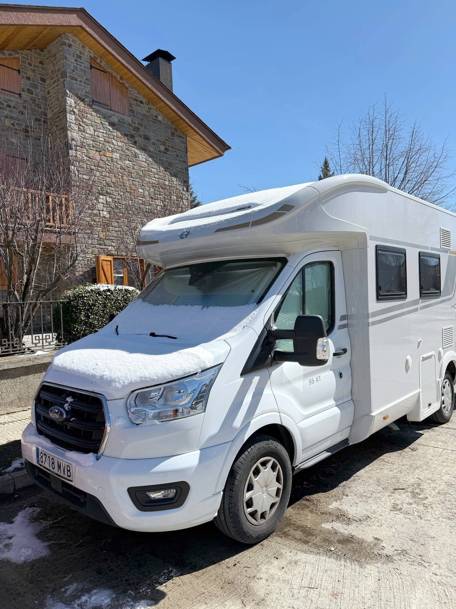 schräge Vorderansicht Ford Ford Transit 165 CV - Yescapa