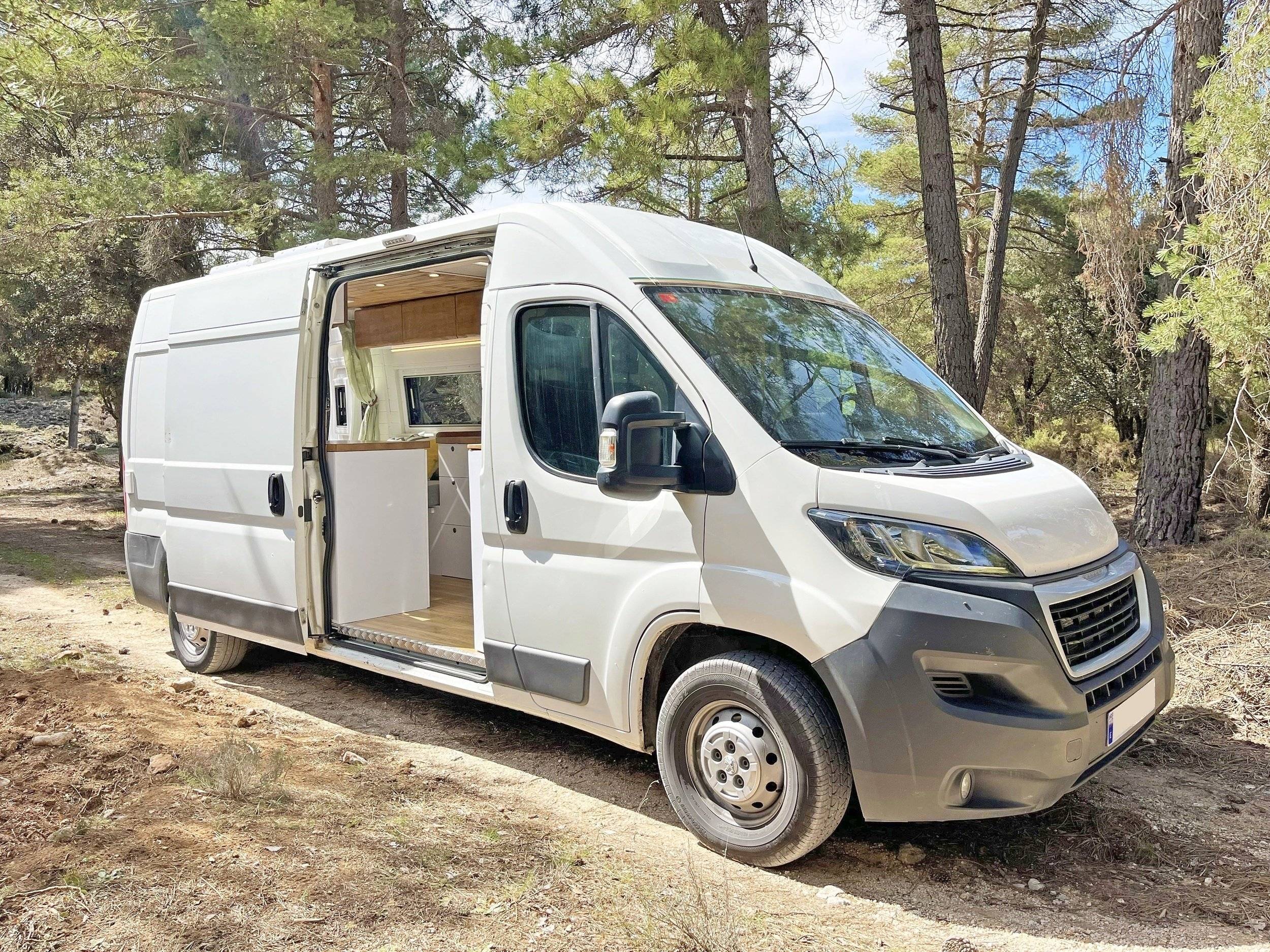 Front view from 3/4 Peugeot Boxer 2,2 l 130 ch - Yescapa