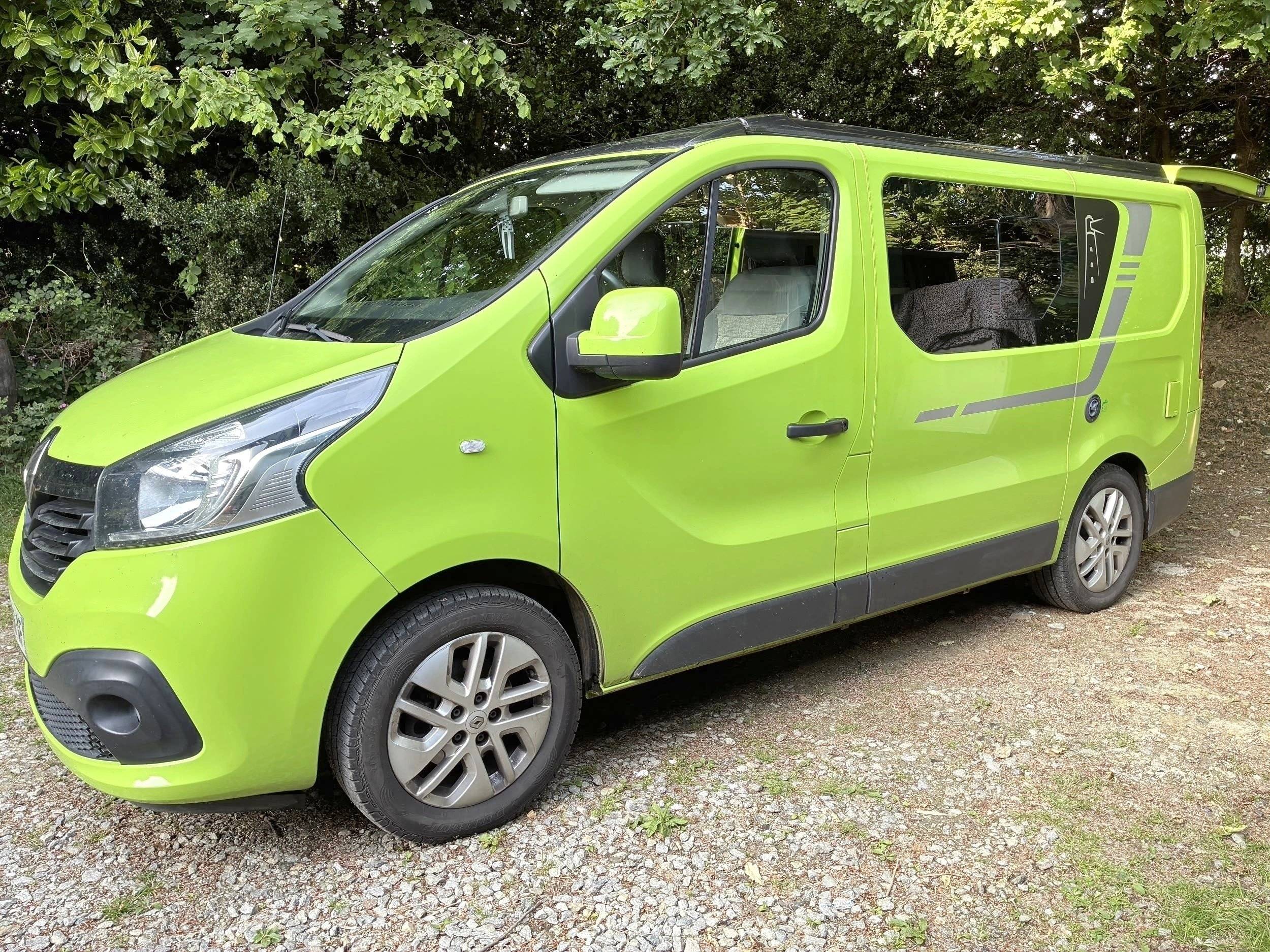 Vista de 3/4 Renault Trafic 1,6 l 125 ch - Yescapa