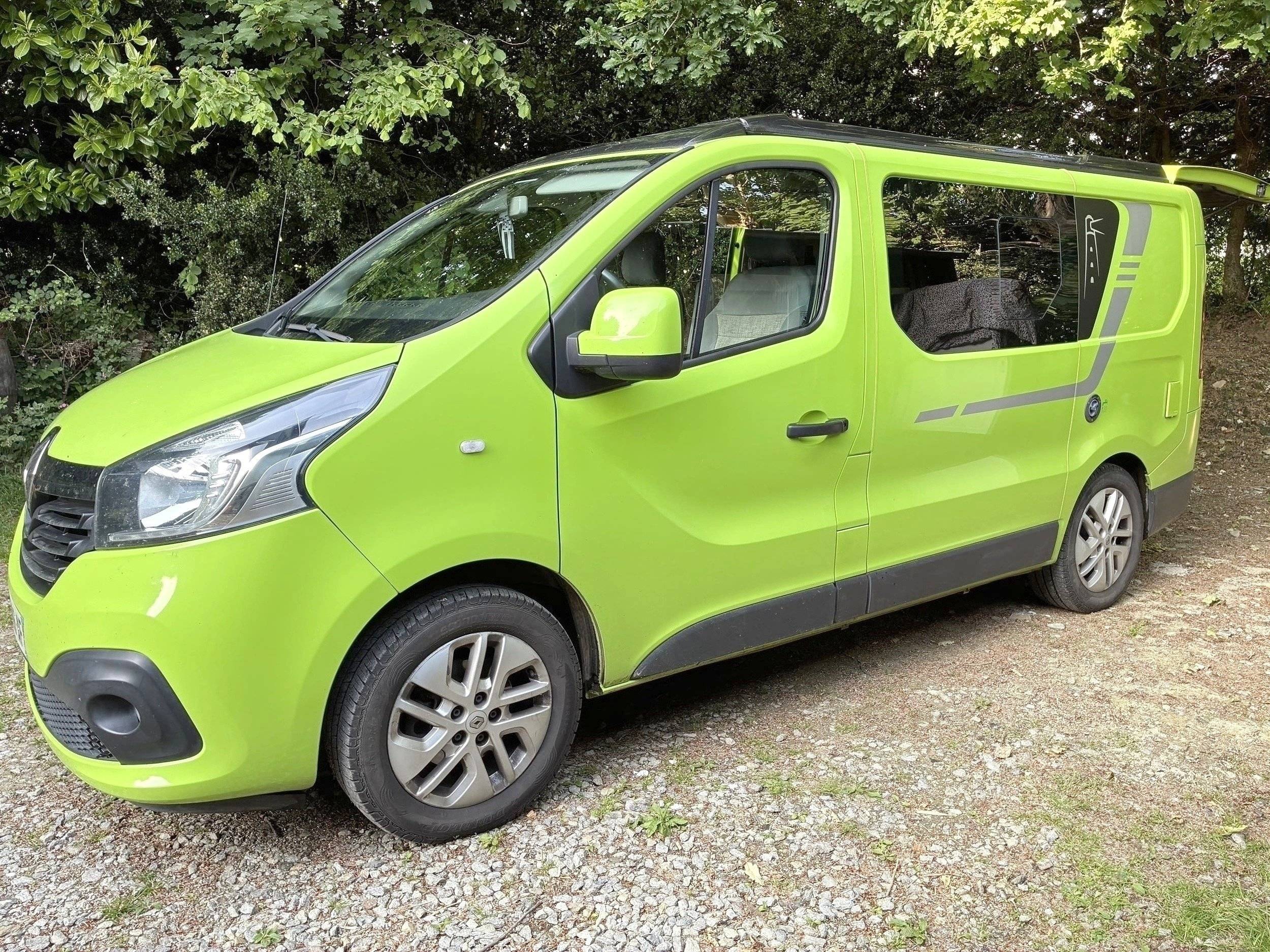 Front view from 3/4 Renault Trafic 1,6 l 125 ch - Yescapa