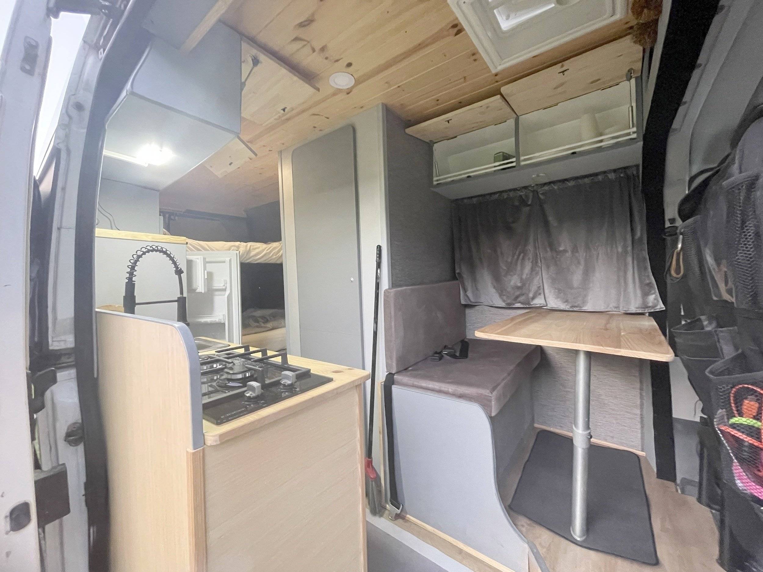 Dining Area Peugeot PEUGEOT BOXER L3H2 - Yescapa