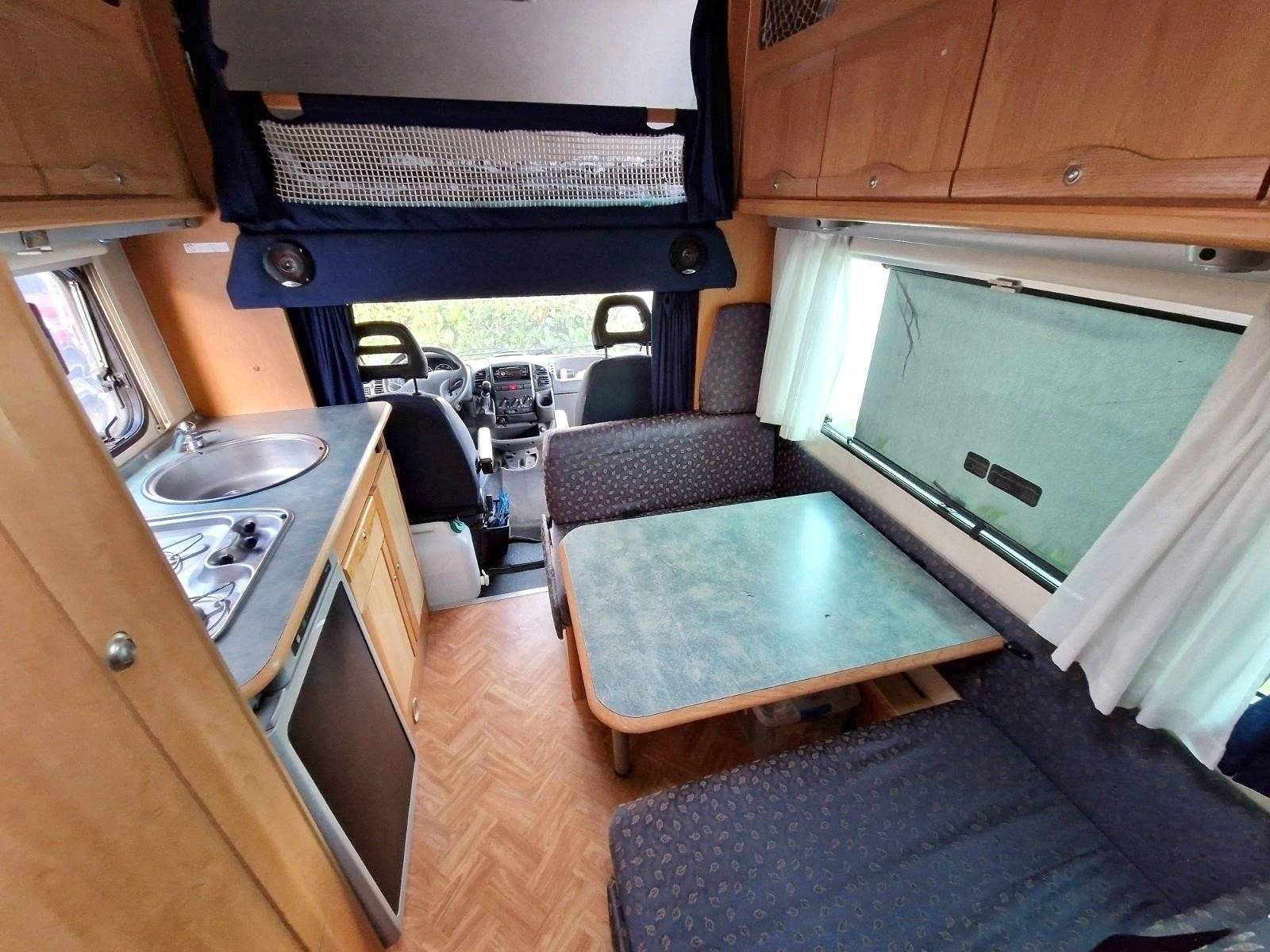 Área de jantar Fiat Ducato 2.8 126ch - Yescapa