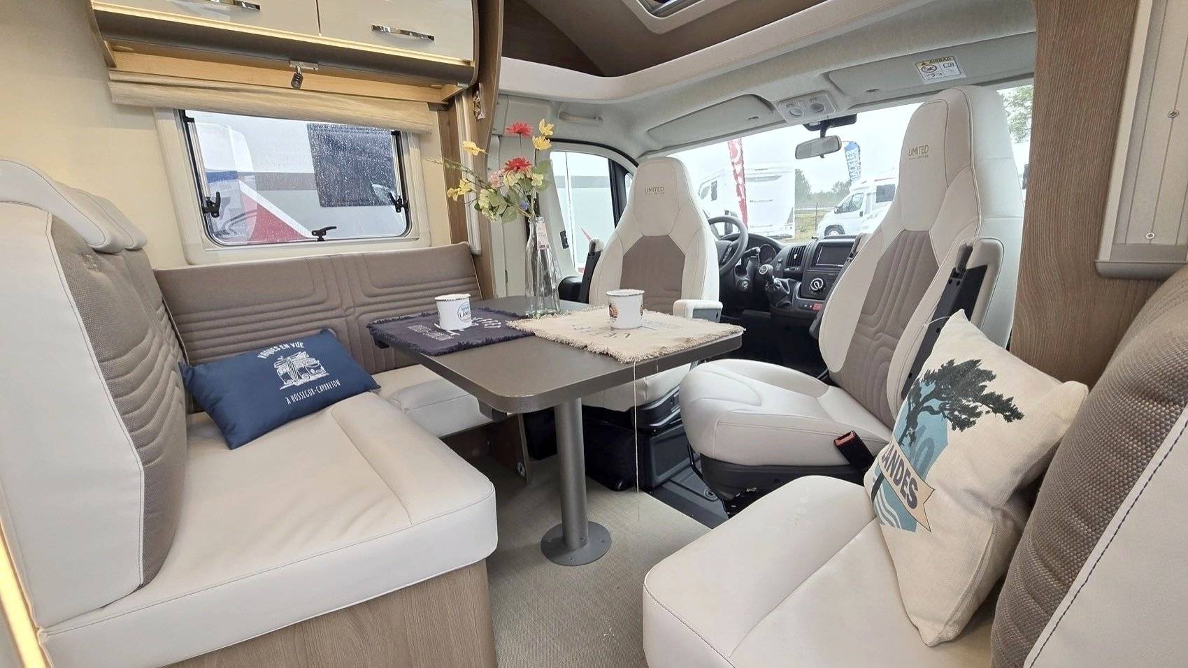 Dining Area Citroën Jumper 2,2 l 140 ch - Yescapa