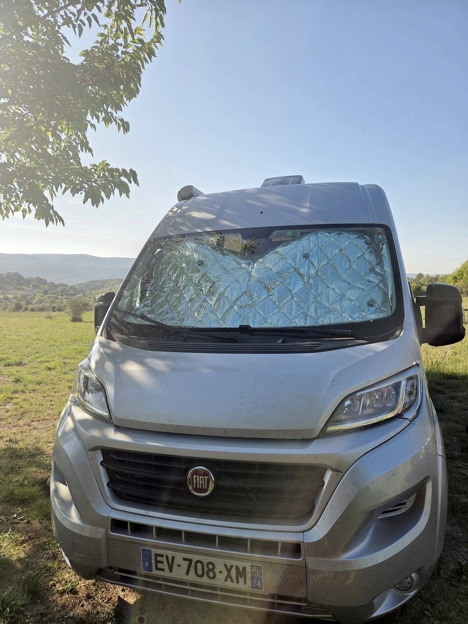 schräge Vorderansicht Fiat ducato - Yescapa