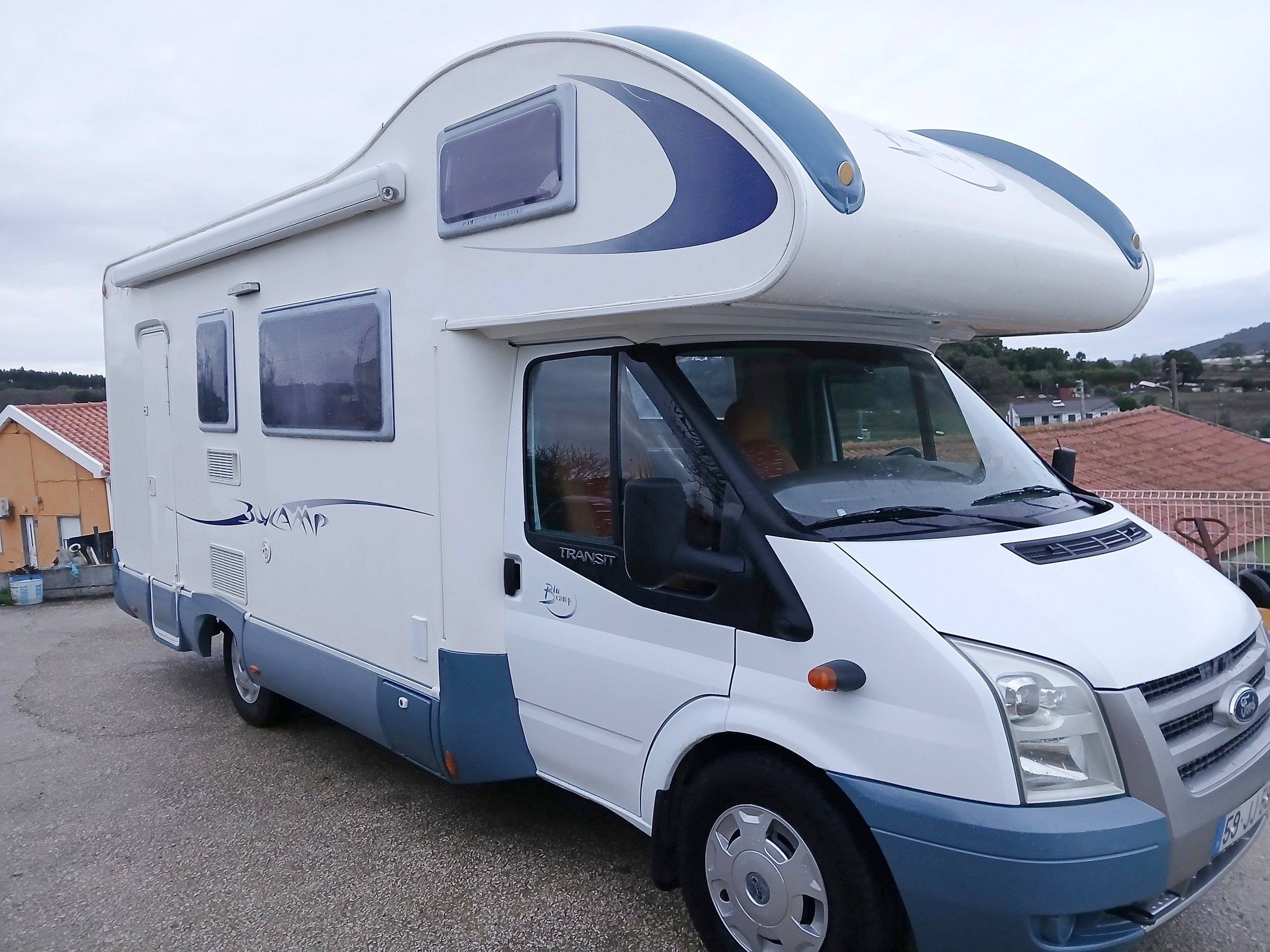 Vue avant de 3/4 Ford - Yescapa