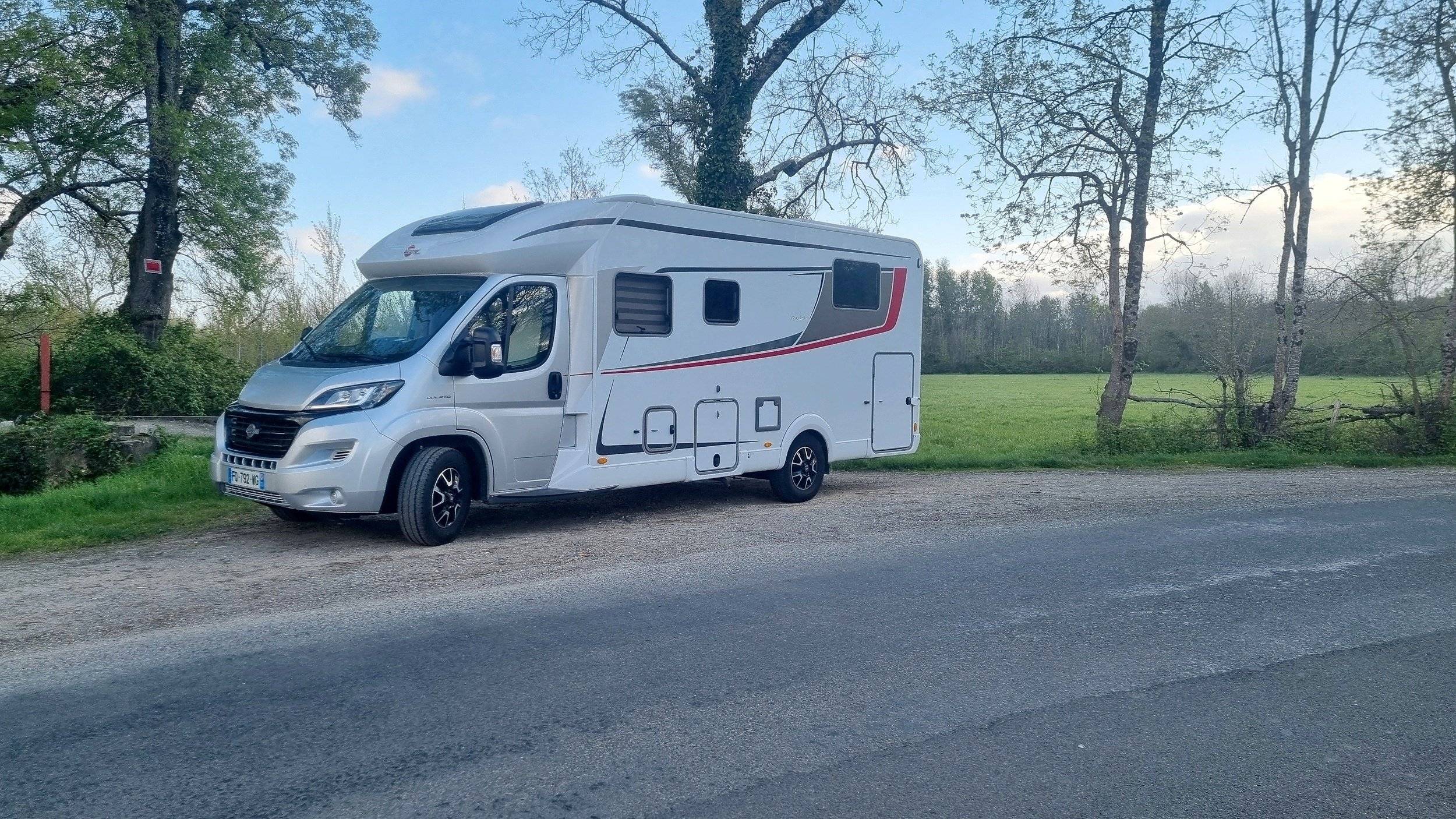 Vista de 3/4 Fiat 2,3l 140ch - Yescapa
