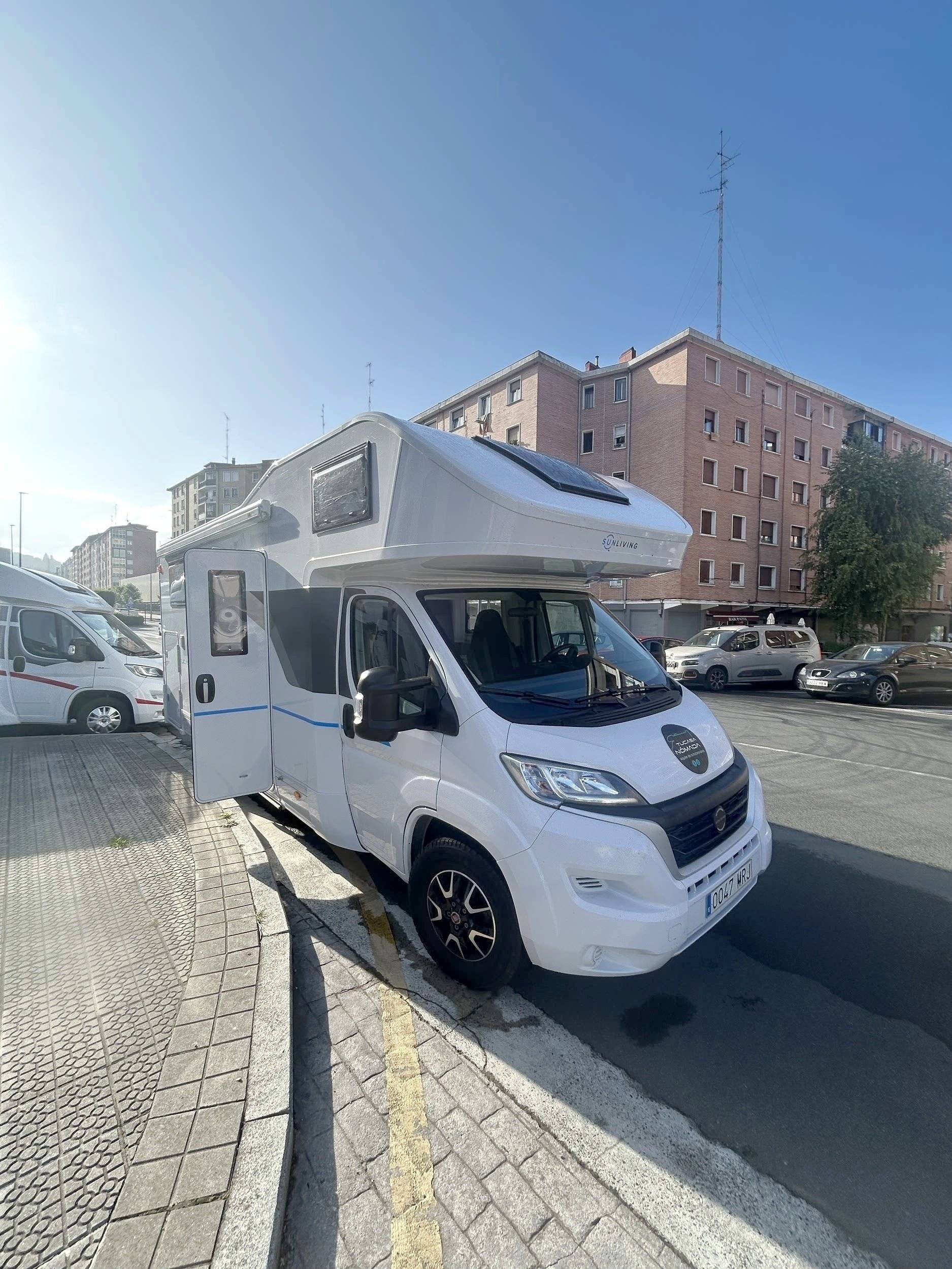 schräge Vorderansicht Fiat DUCATO 2.3 140CV - Yescapa
