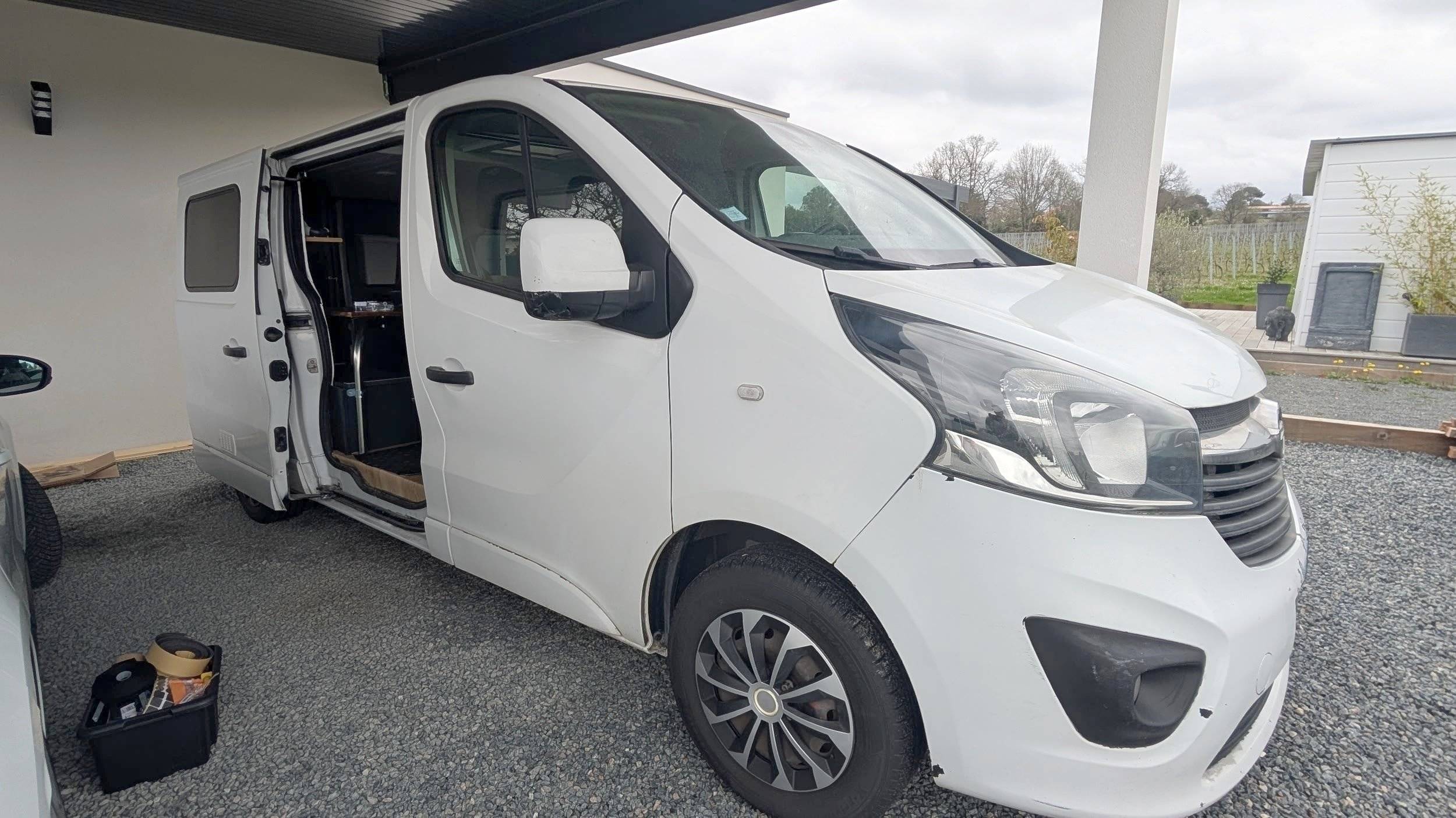 Front view from 3/4 Opel Vivaro 1,6 l 120 ch - Yescapa
