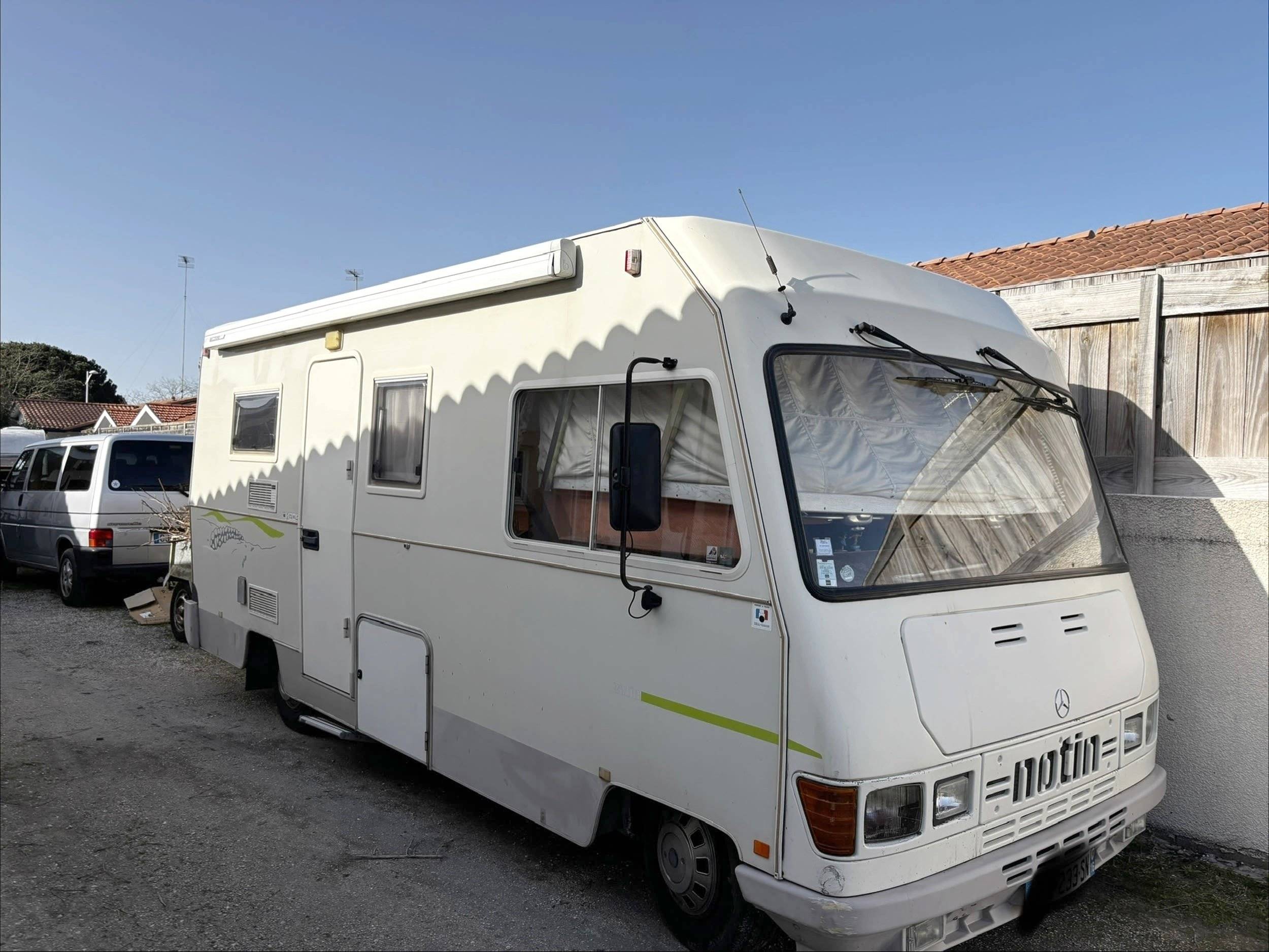 Vue avant de 3/4 Mercedes 312D - Yescapa