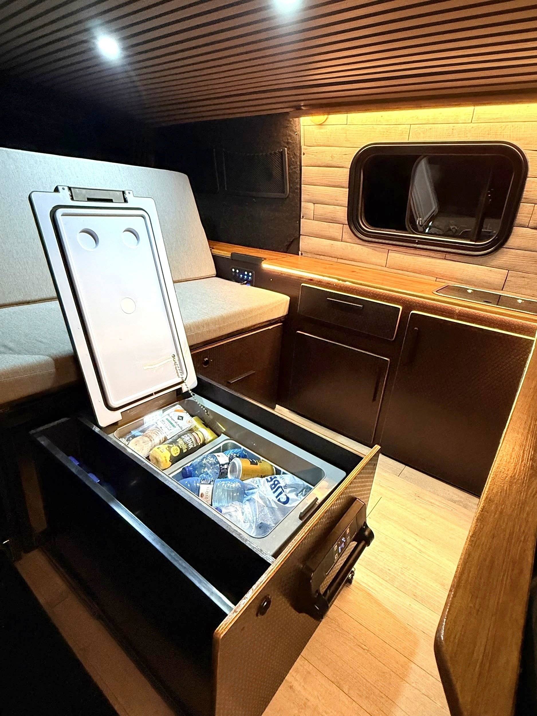 Berth Volkswagen T5 2 l 102 ch - Yescapa