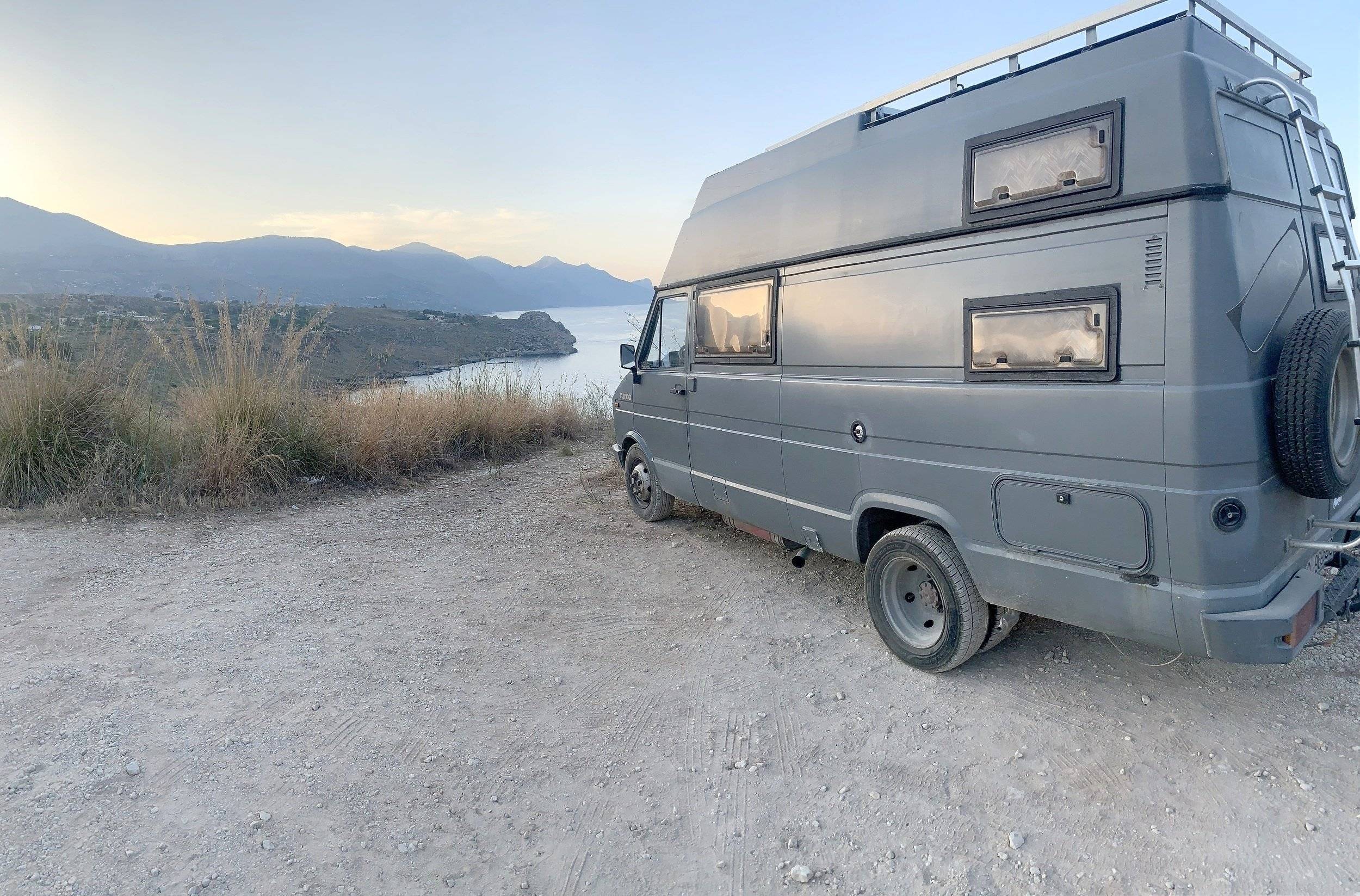 Vista frontale a ¾ Iveco Daily 35.10 - Yescapa