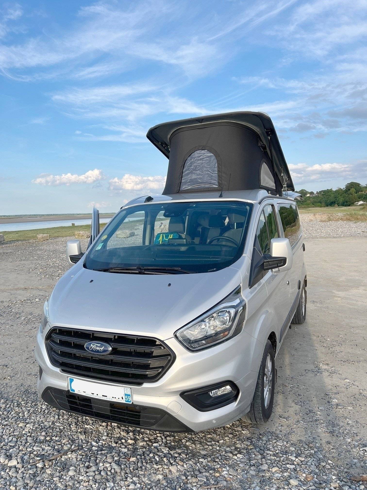 Vue avant de 3/4 Ford Custom 170 ch - Yescapa