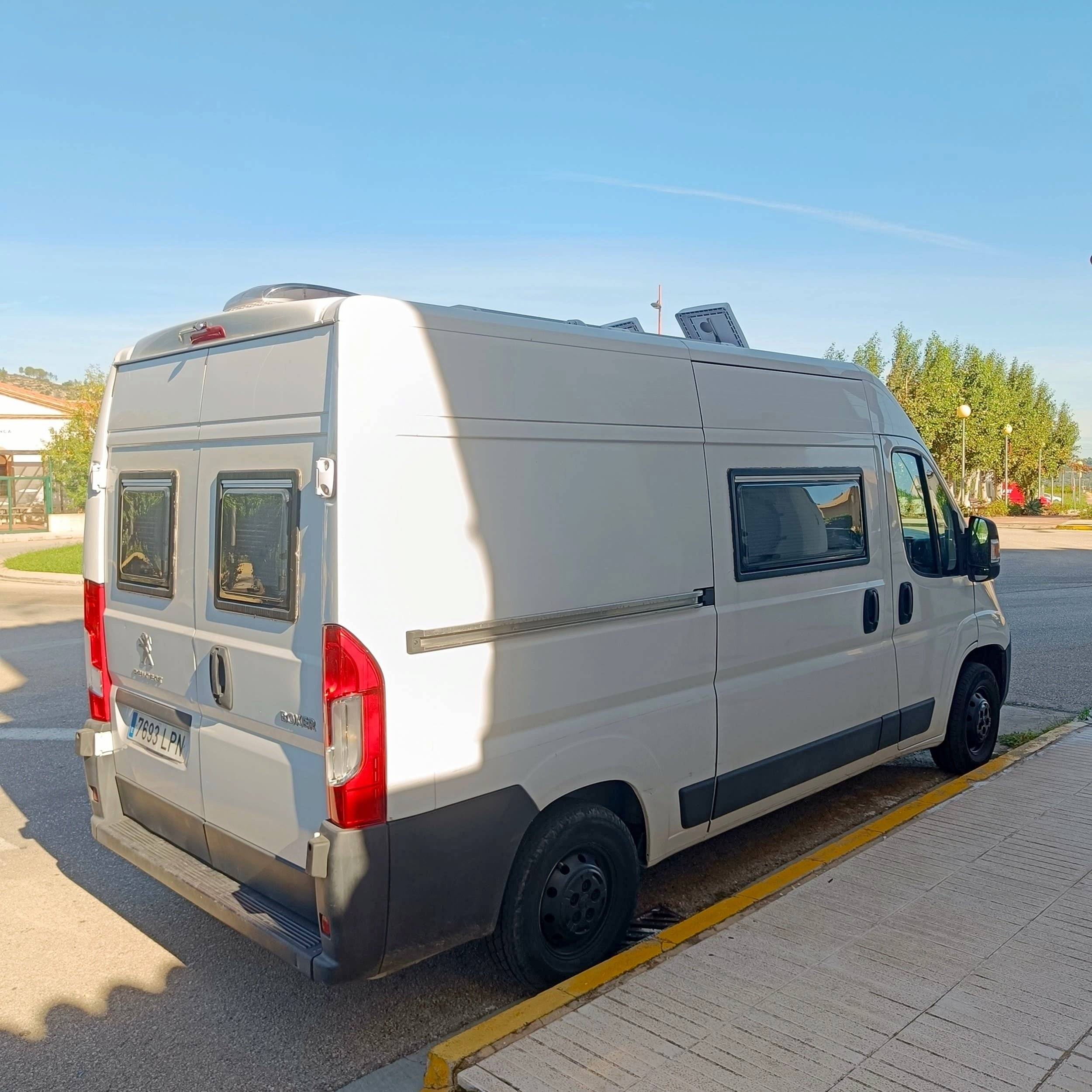 schräge Vorderansicht Peugeot Boxer 2,2 l hdi 130 ch - Yescapa