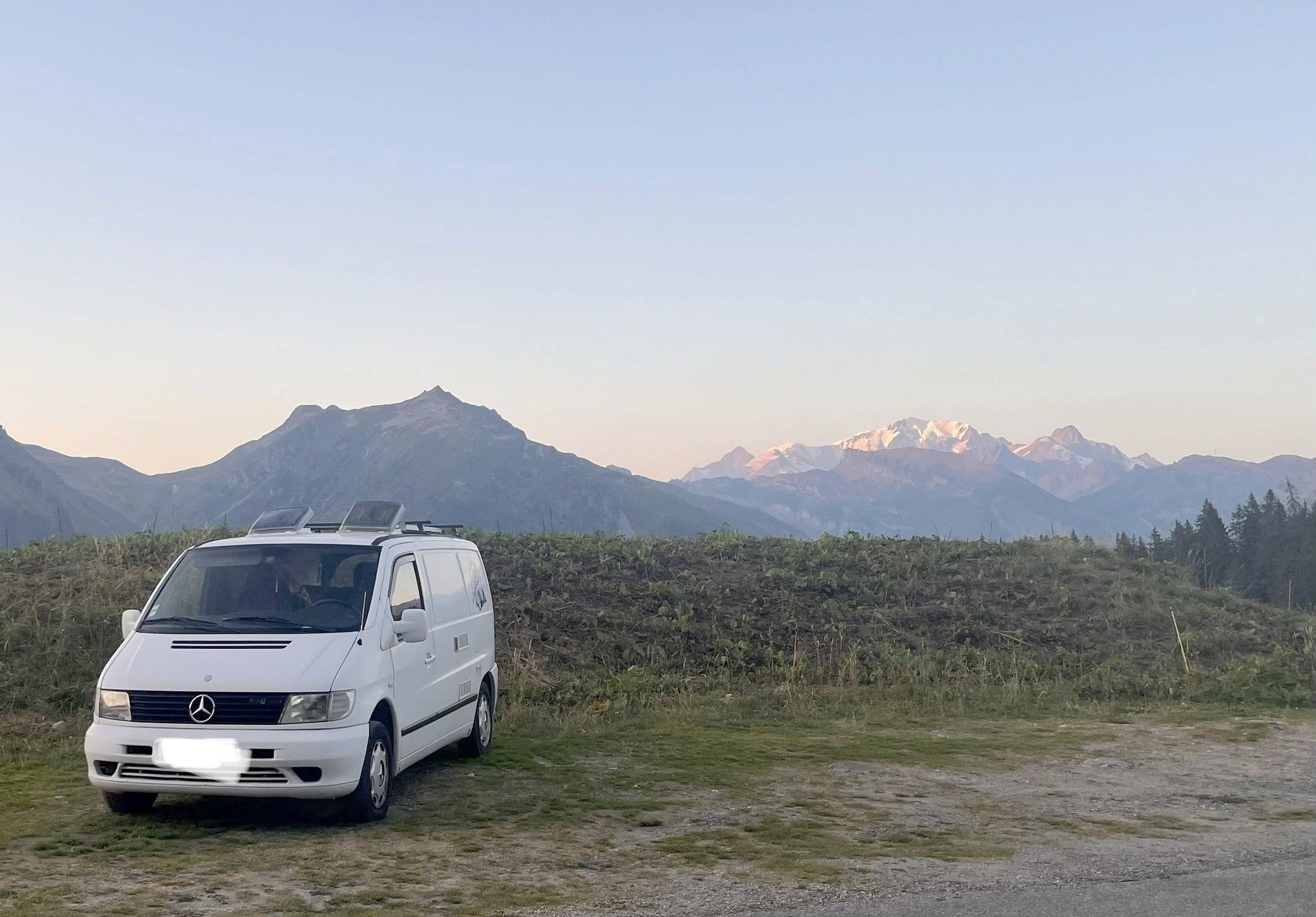 Vista de 3/4 Mercedes Vito 108D - Yescapa