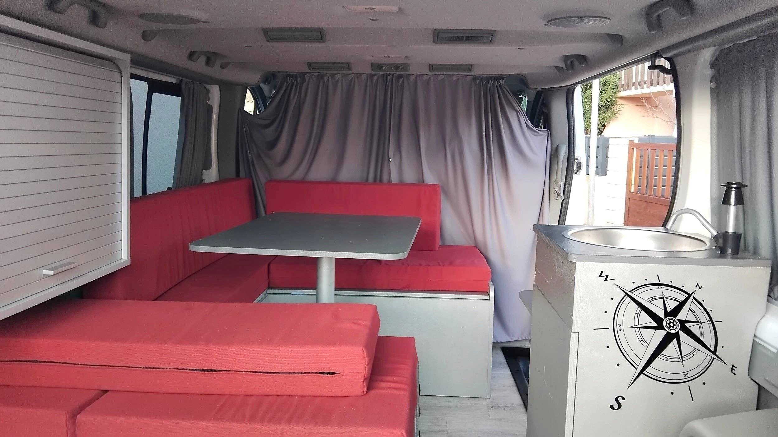 Dining Area Renault 2,0 l 90 ch - Yescapa