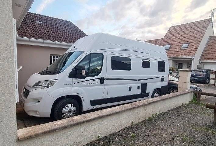 Vue avant de 3/4 Fiat Ducato multijet 140 cv - Yescapa