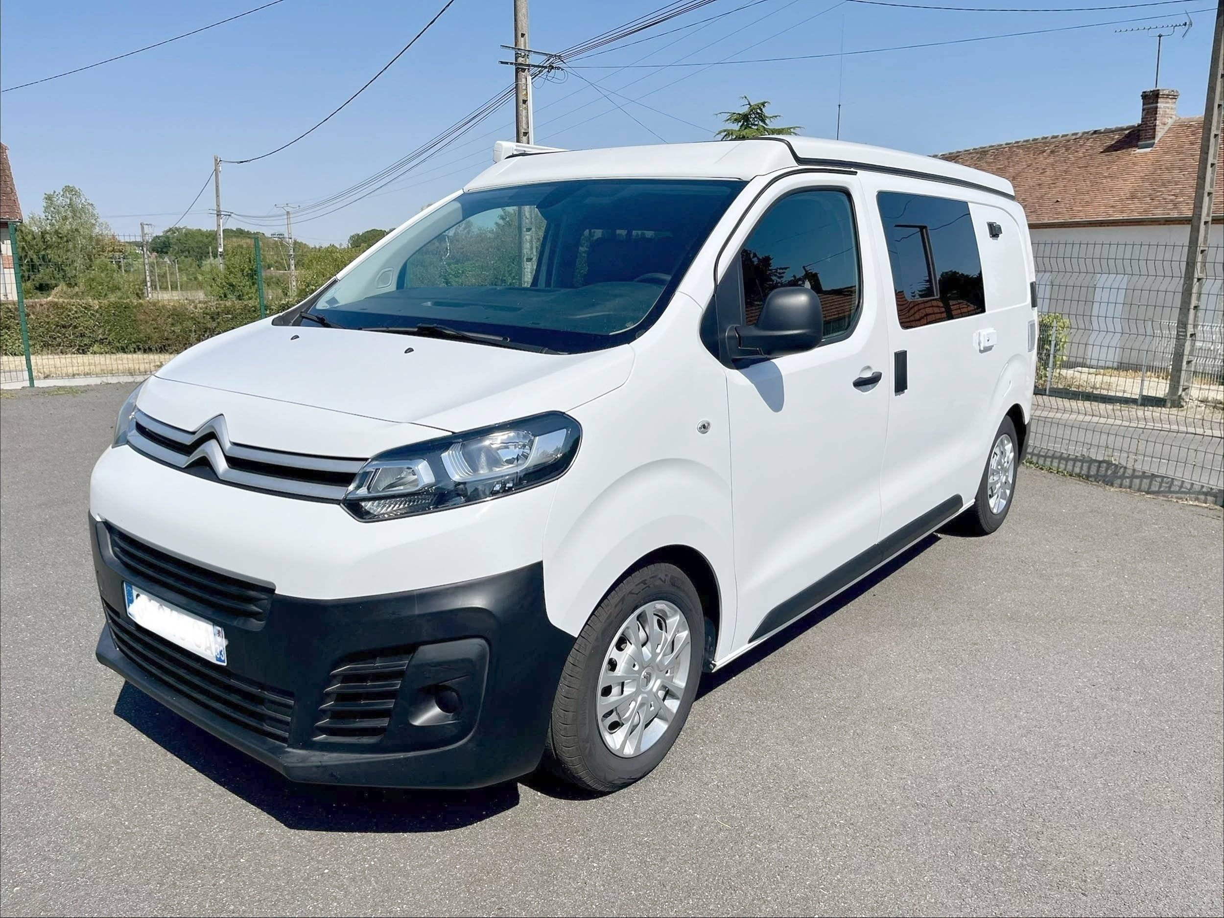 Vista de 3/4 Citroën Jumpy 1.6 l BlueHDI 115cv Combi M - Yescapa