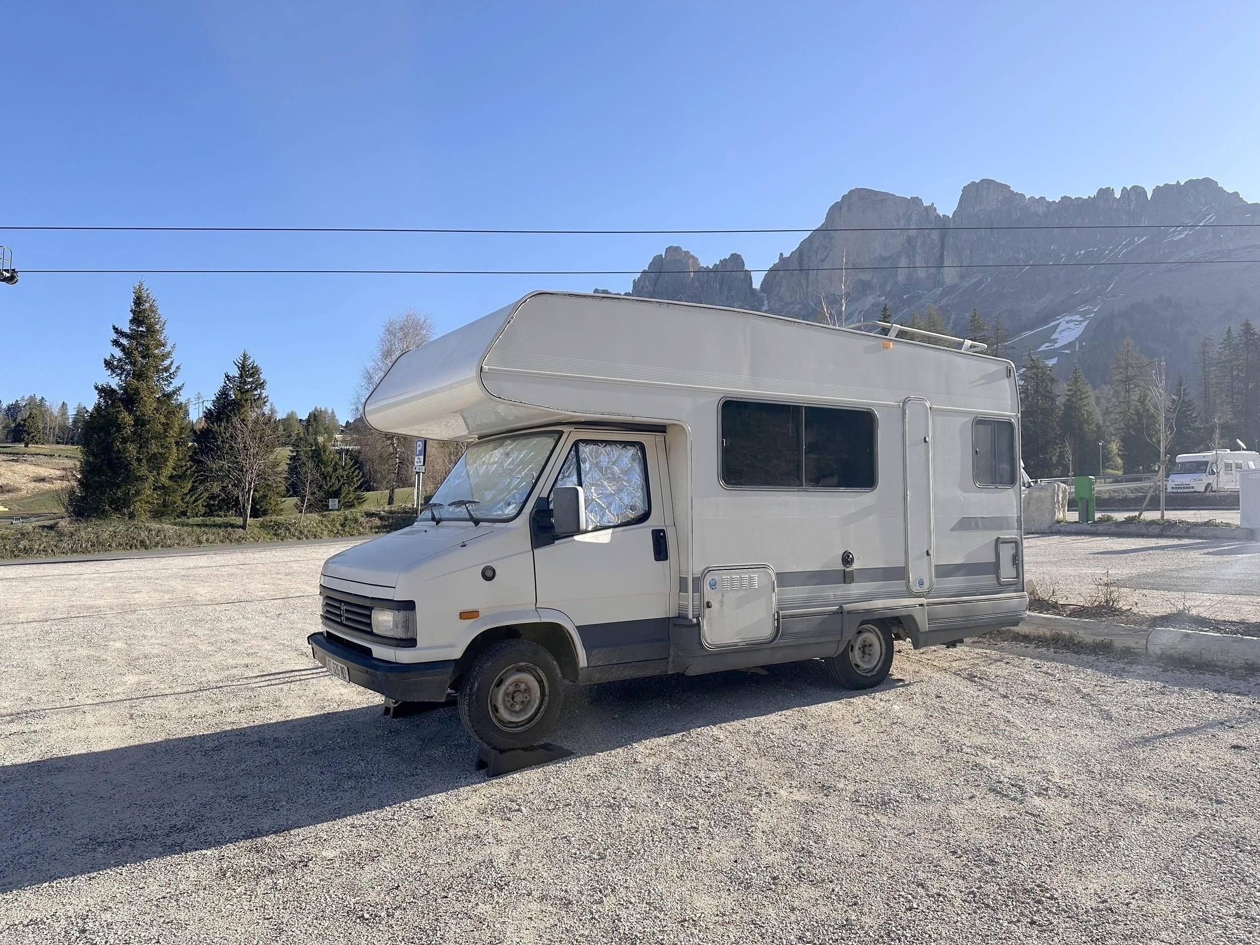 Front view from 3/4 Peugeot J5 - Yescapa