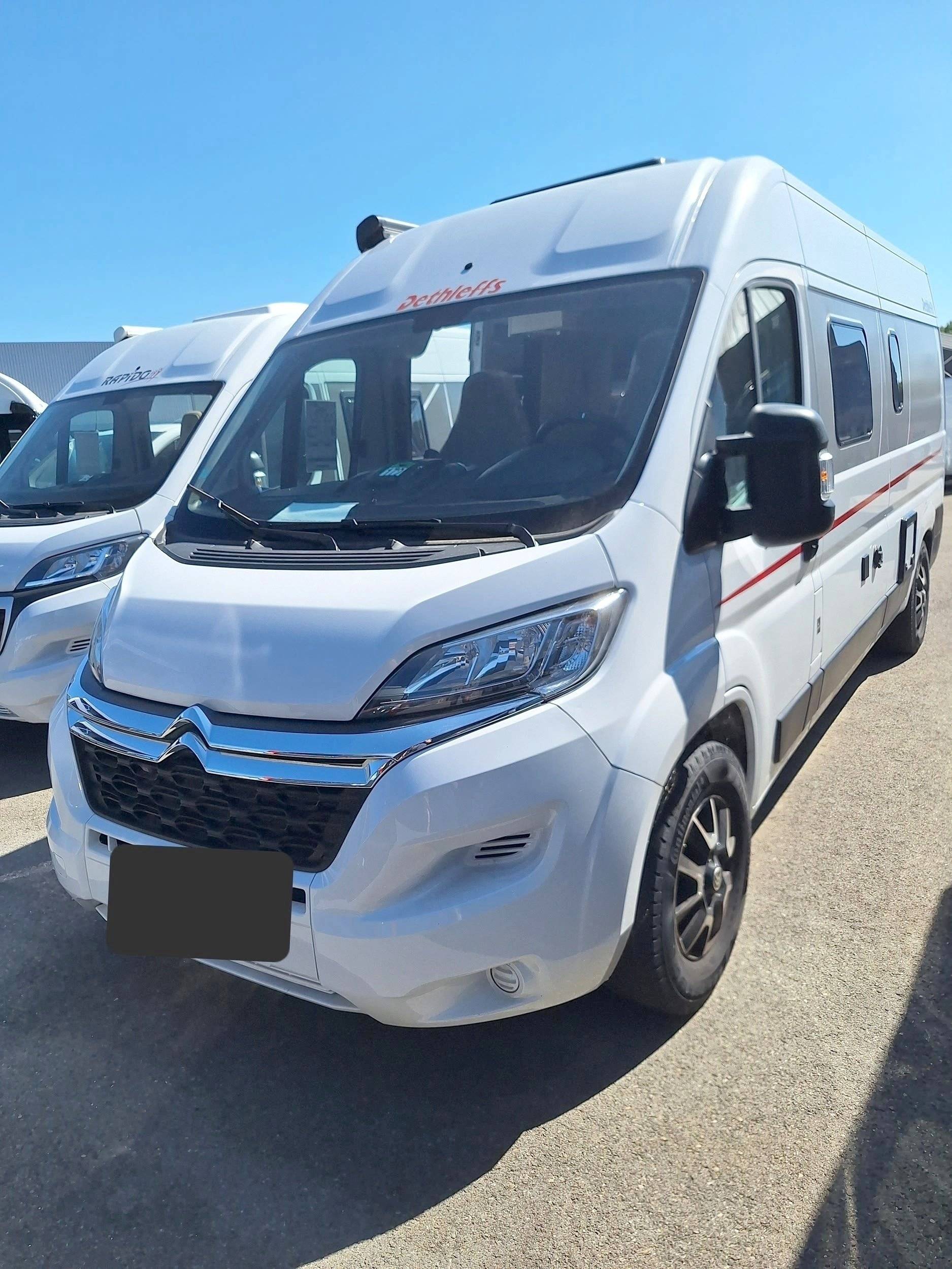 Vista del vehicle angle davanter Citroën Jumper 2,2 l 150 ch - Yescapa