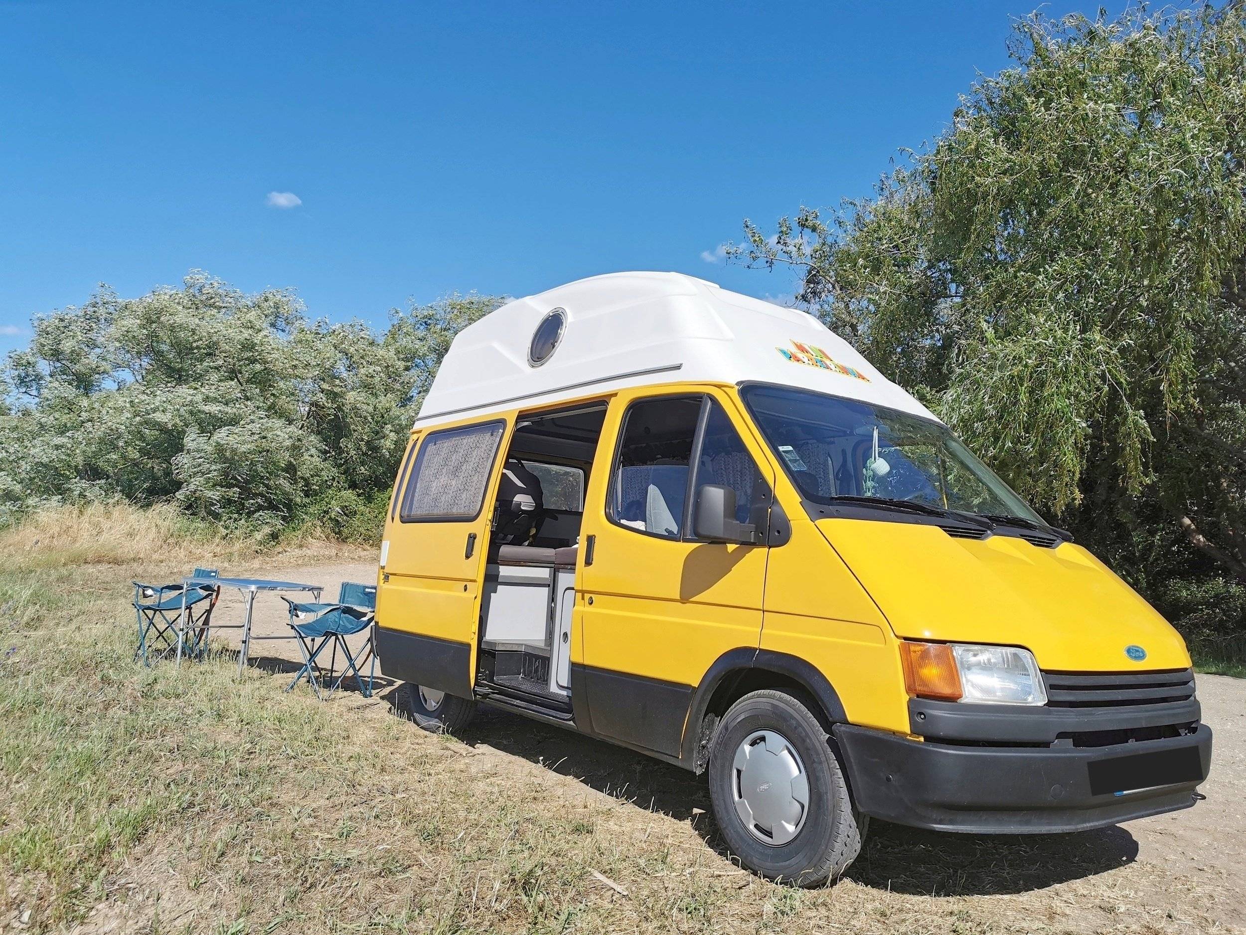 schräge Vorderansicht Ford FORD TRANSIT - Yescapa