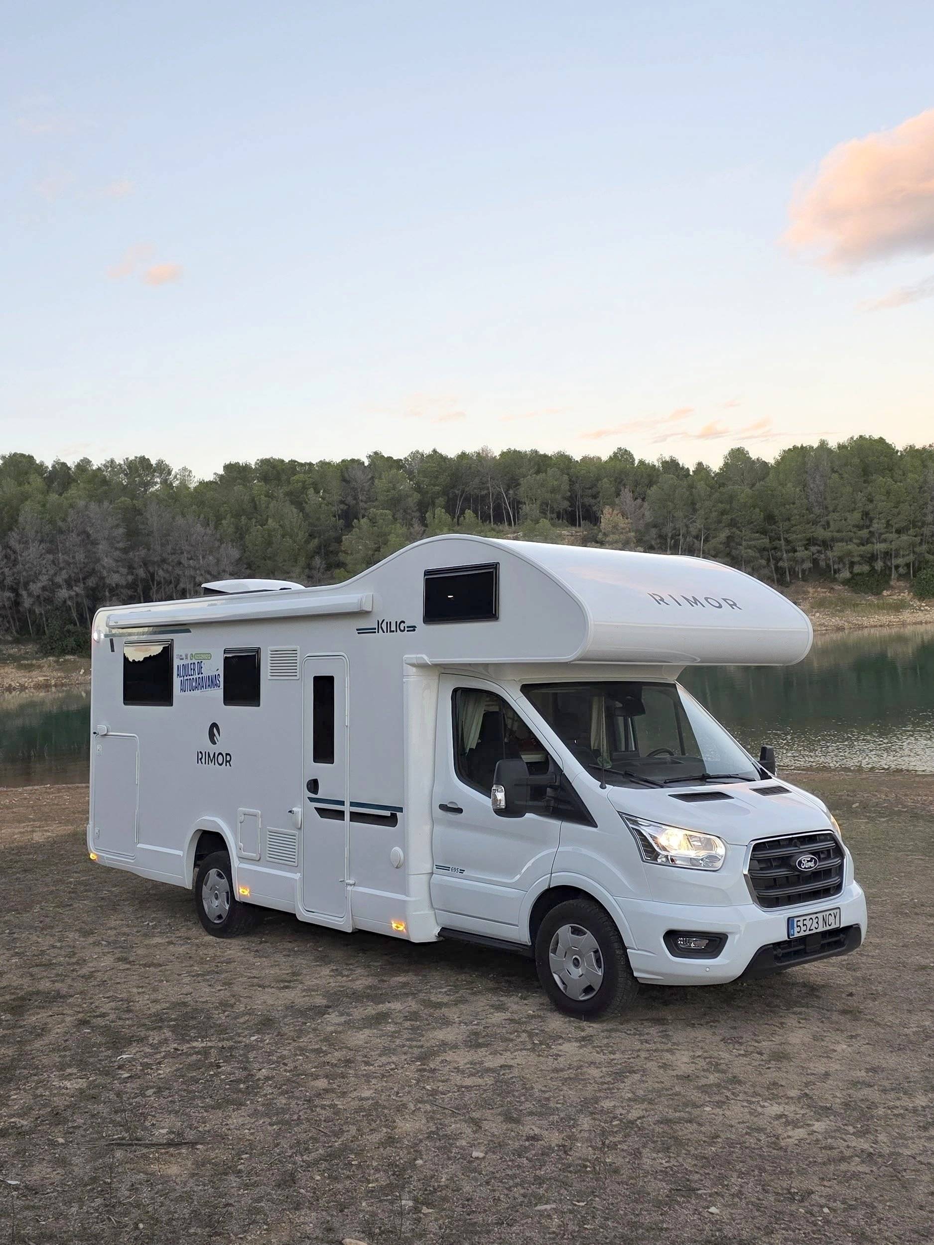 Vista frontale a ¾ Ford - Yescapa