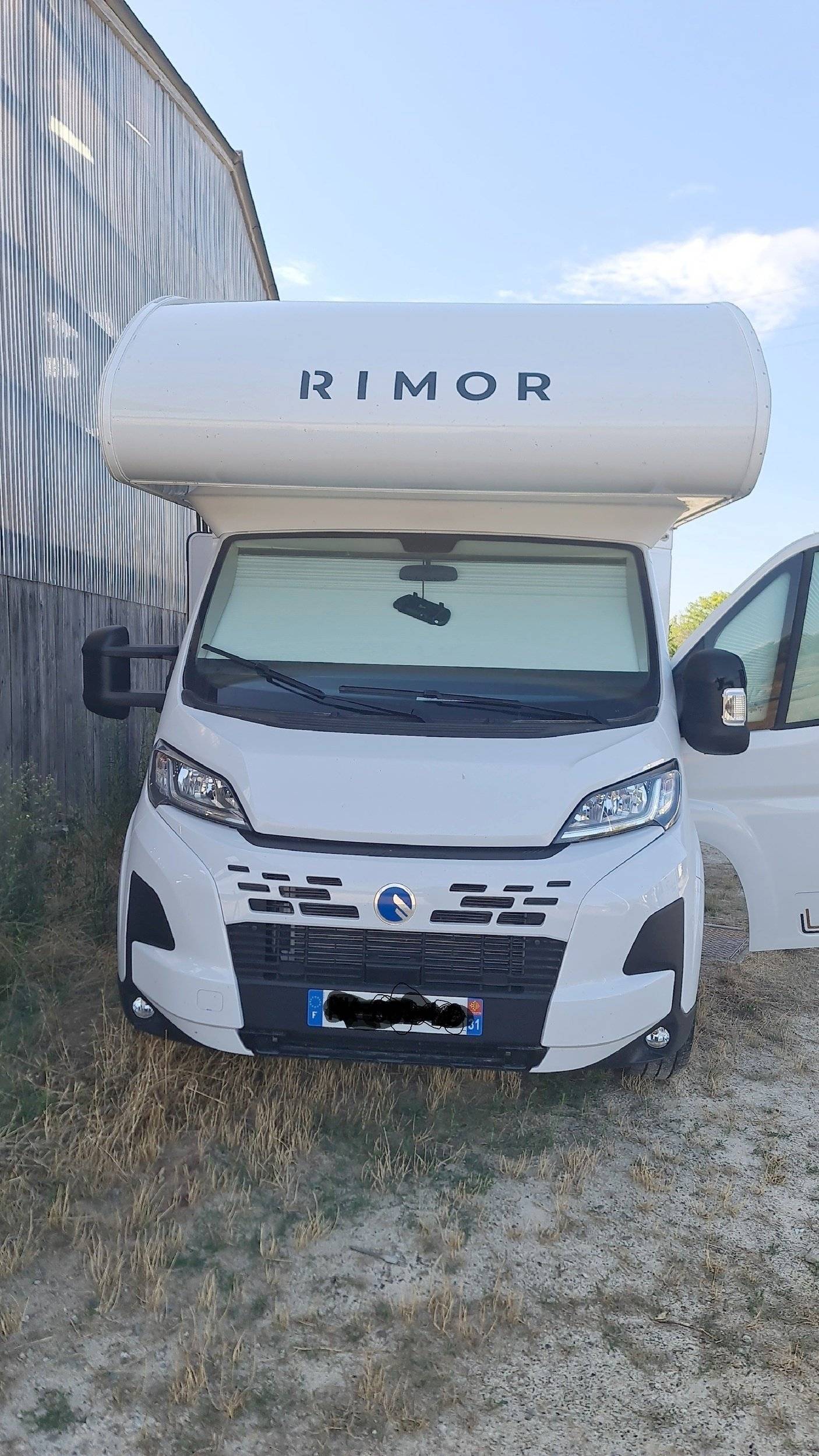 Vista de 3/4 Fiat Ducato 2,2 140cv - Yescapa