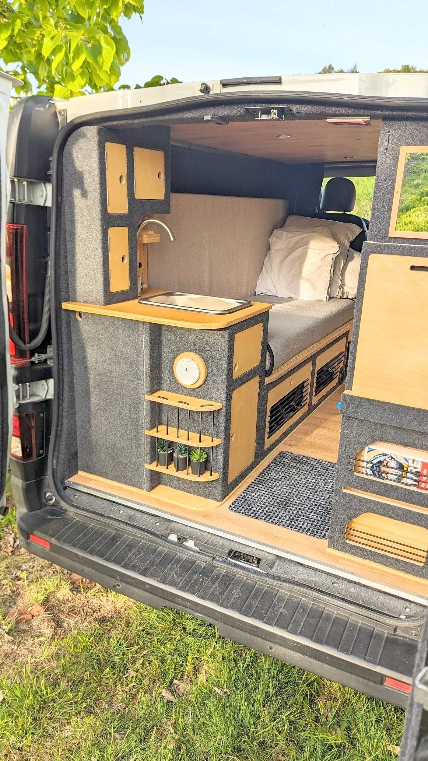 Coin repas Renault Trafic 1,6 l 120 ch - Yescapa