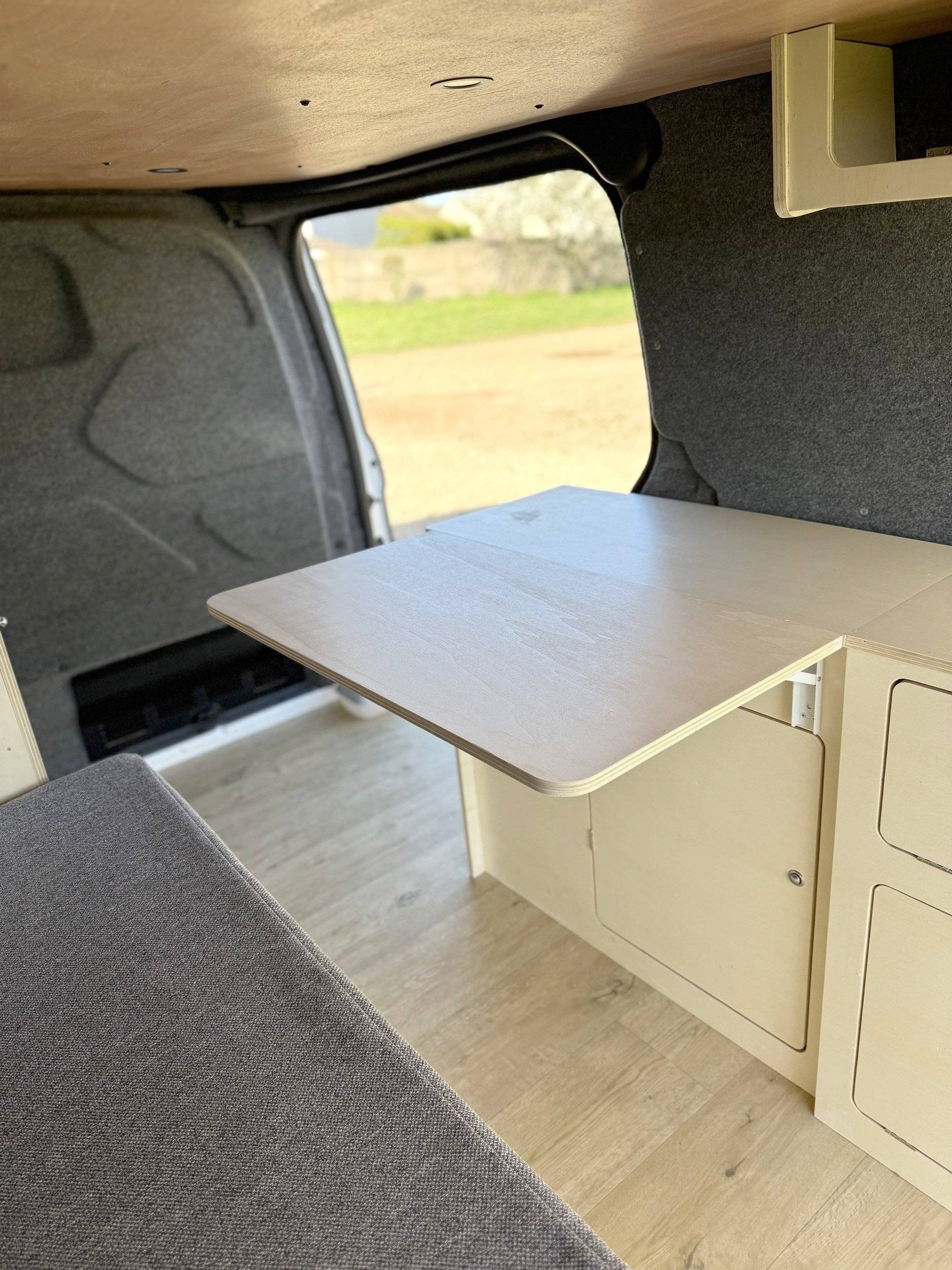 Área de jantar Ford Transit L2H1 - Yescapa