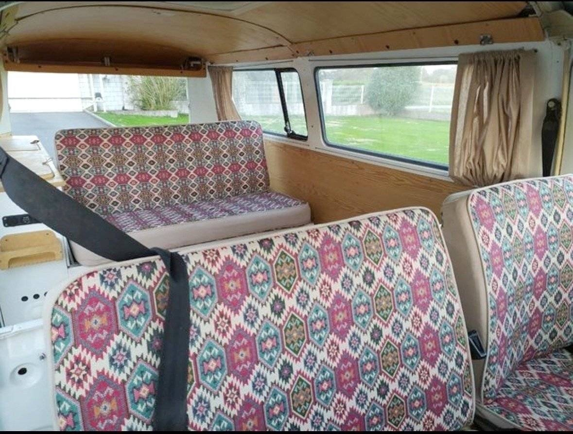 Dining Area Volkswagen - Yescapa