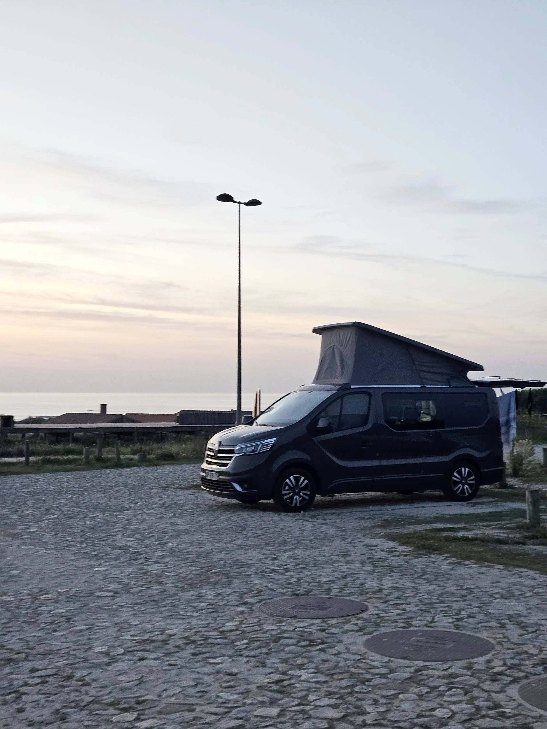 Vista frontale a ¾ Renault Trafic 1,6 l 120 ch - Yescapa