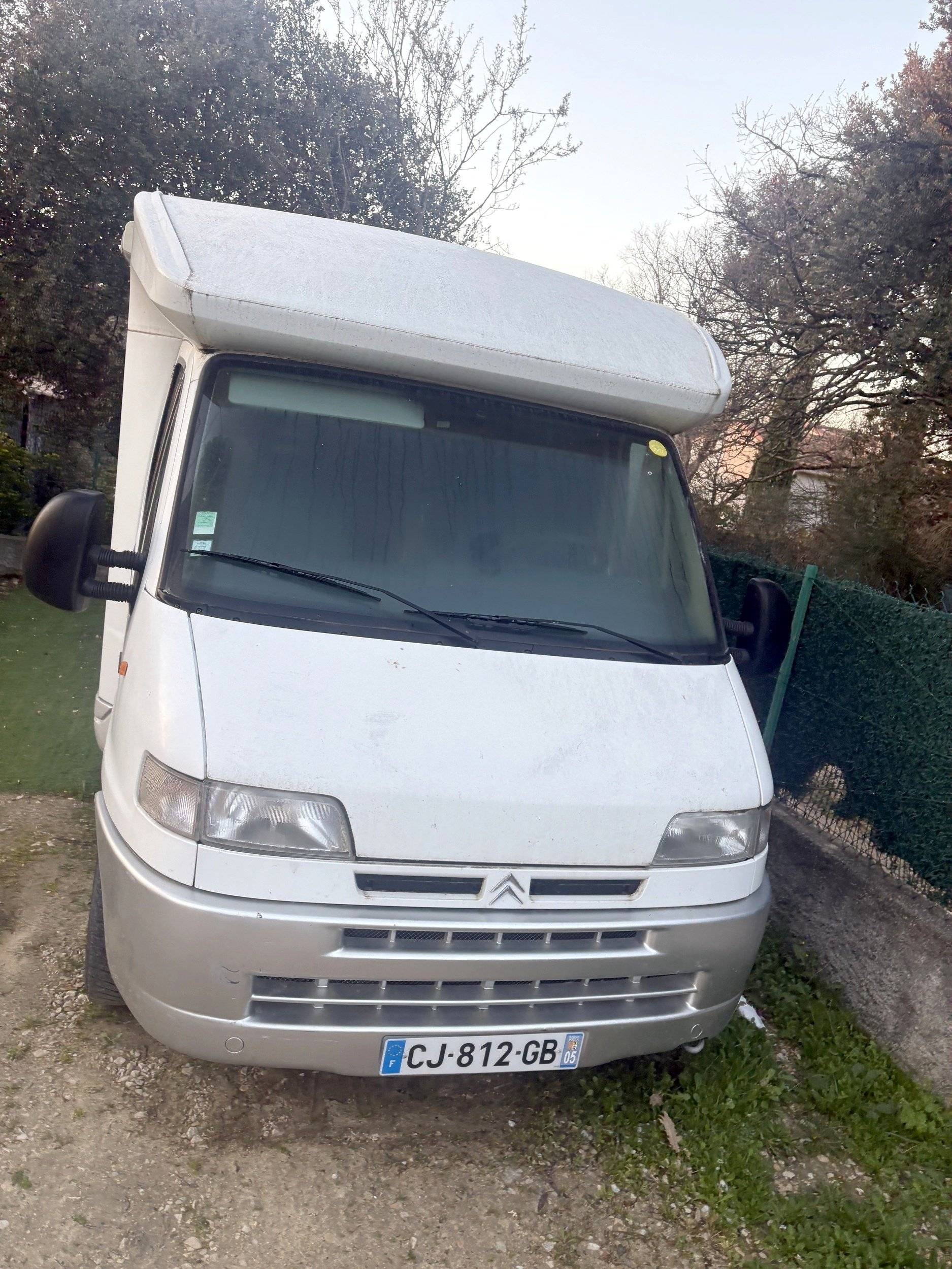 schräge Vorderansicht Citroën Jumper 2,8 HDI 127 cv - Yescapa