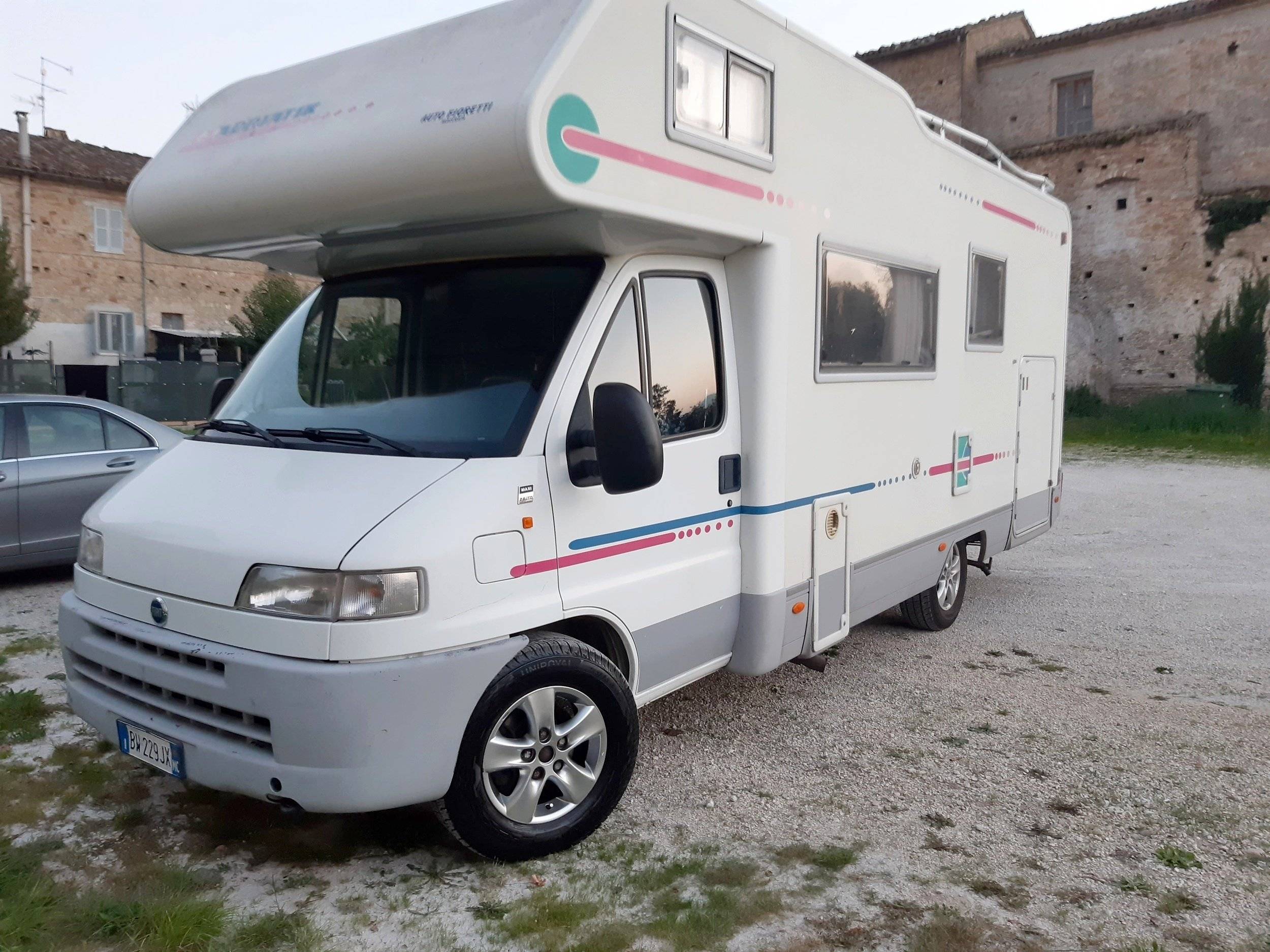 Vue avant de 3/4 Fiat Ducato 120 Multijet - Yescapa