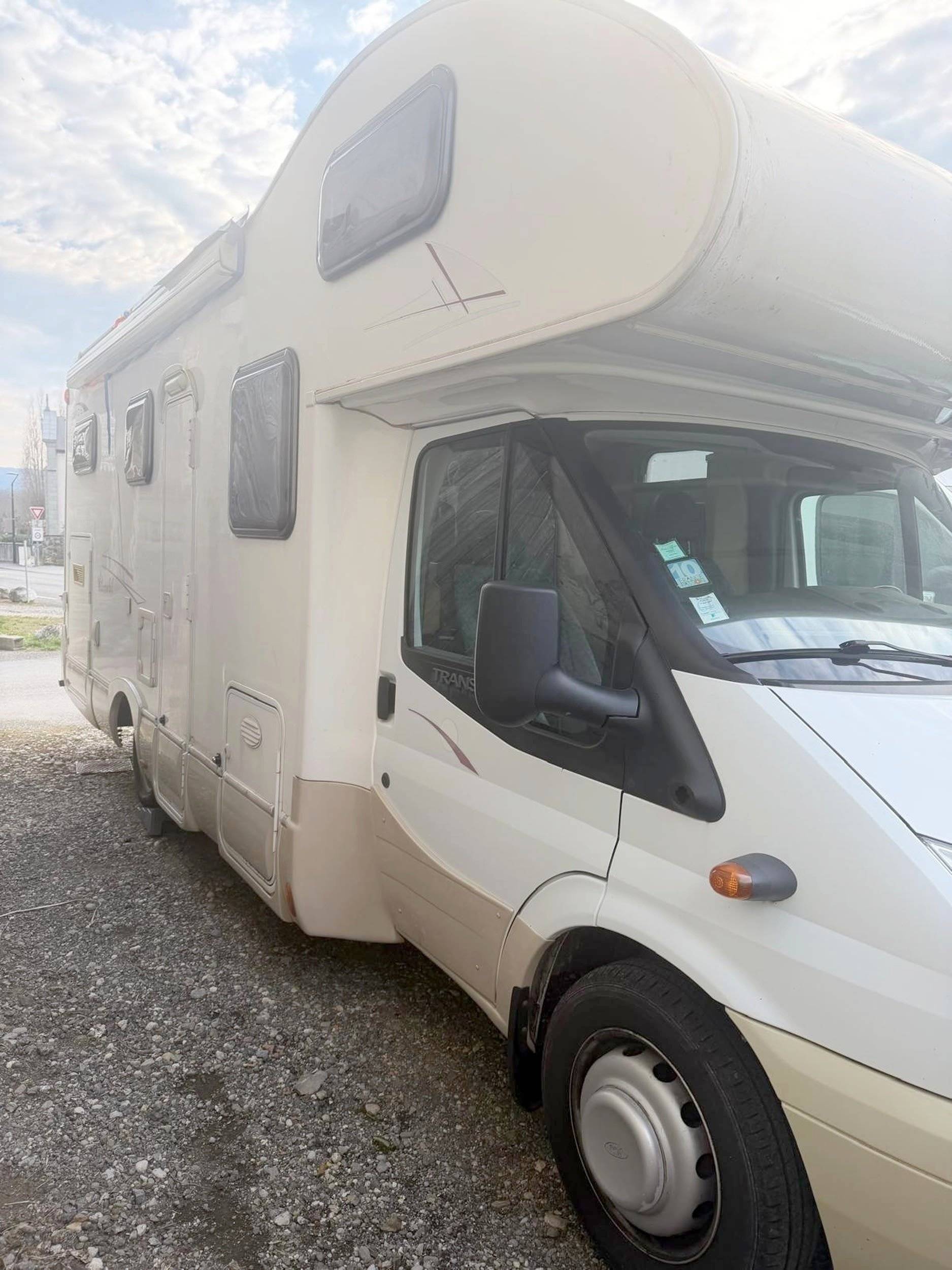 Vista de 3/4 Ford Transit 2,2 l TDCi 140 ch. - Yescapa