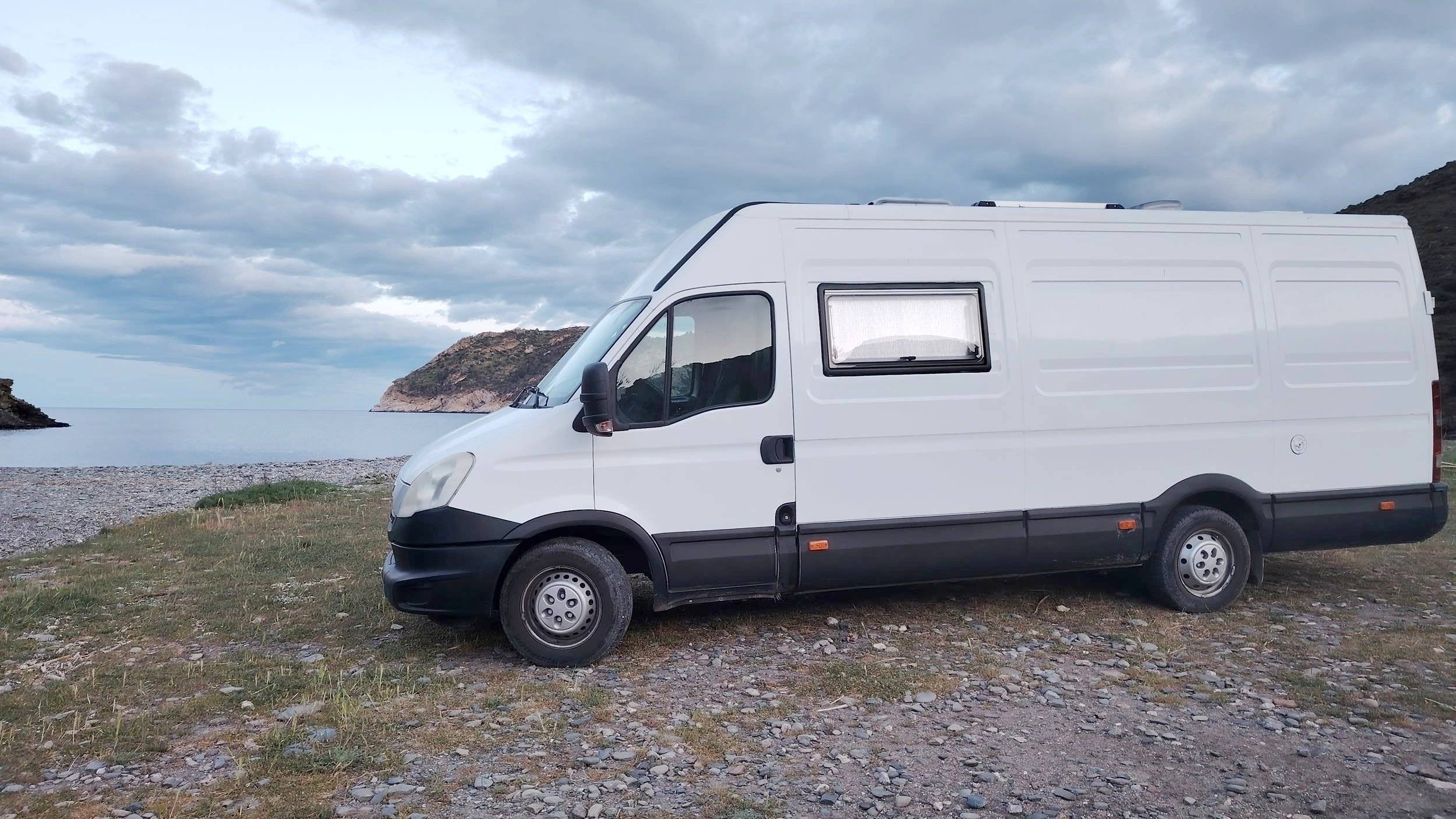 Voorkant 3/4 Iveco Daily 35s15L4H2 - Yescapa