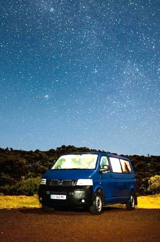 Vista frontale a ¾ Volkswagen Volkswagen Transporter - Yescapa