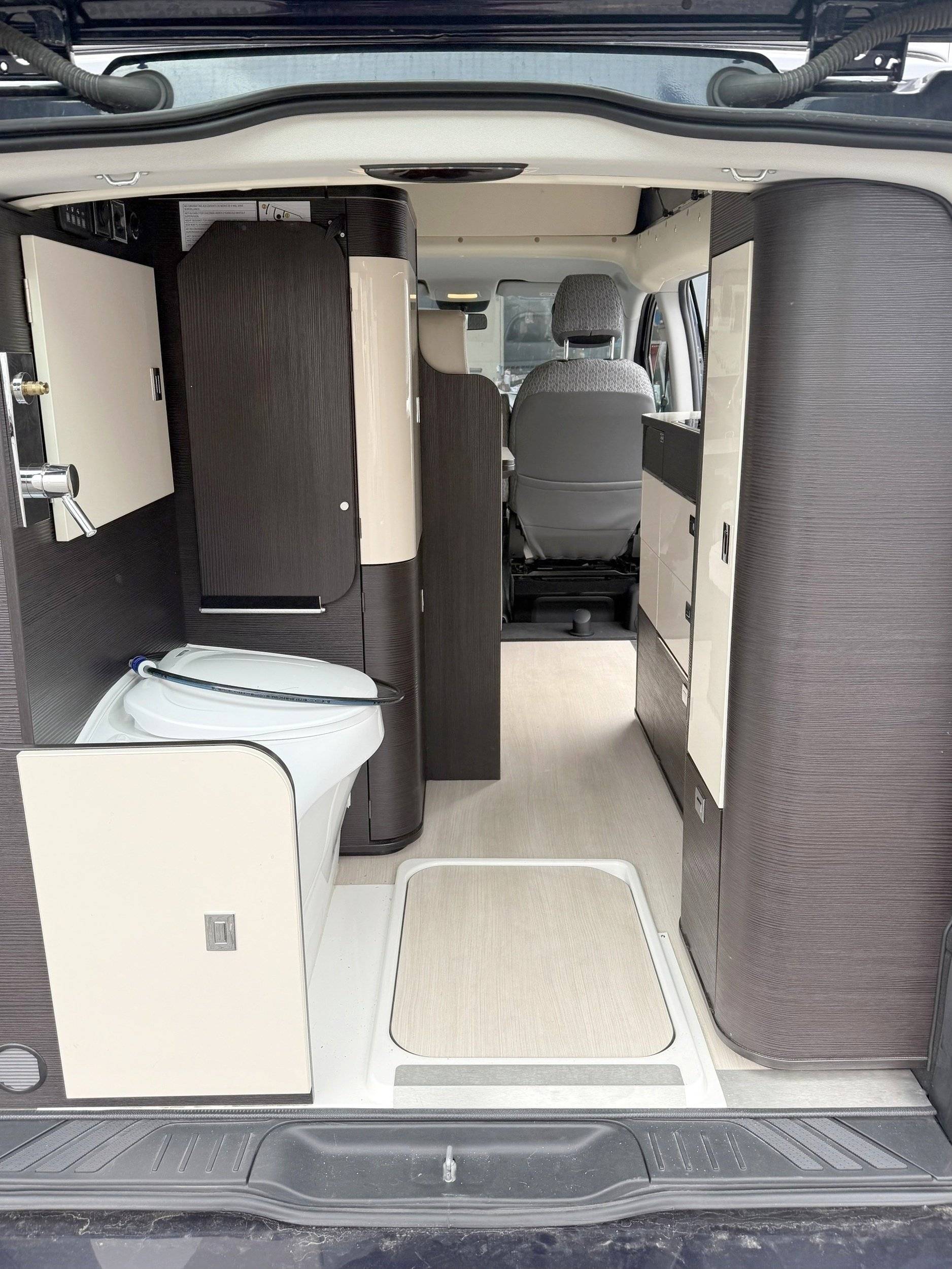 Dining Area Mercedes 2,2 l CDI 160 ch. - Yescapa