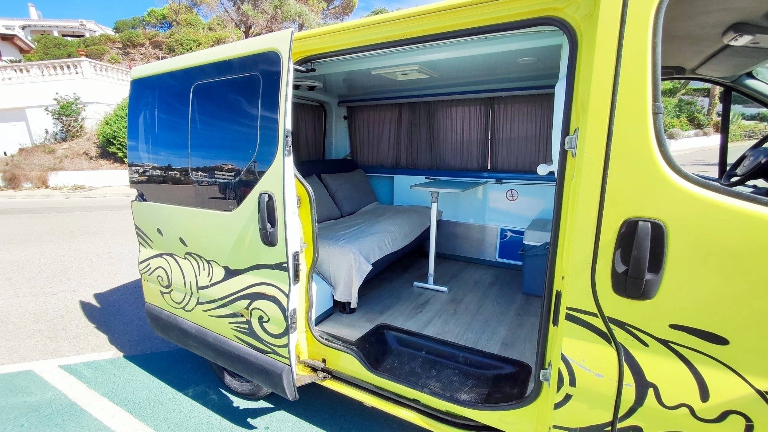 Vista frontale a ¾ Renault - Yescapa