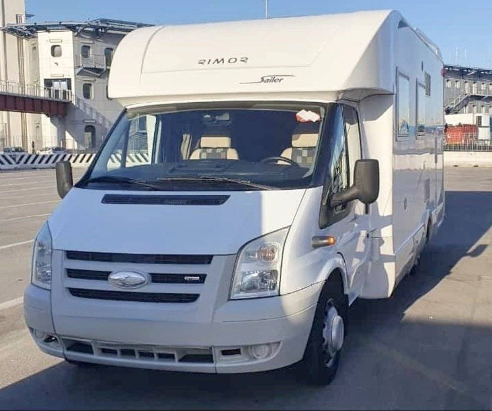 Vue avant de 3/4 Ford Transit 2,4 l 140 ch - Yescapa