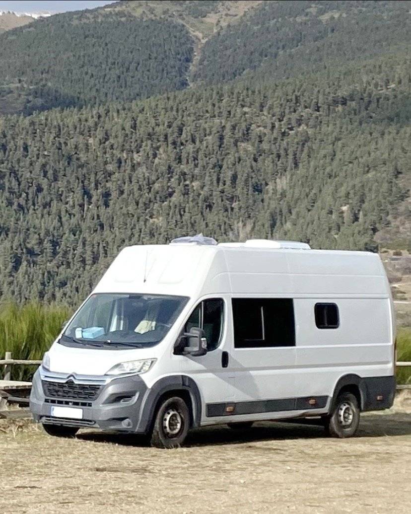 Vista del vehículo ángulo delantero Citroën - Yescapa
