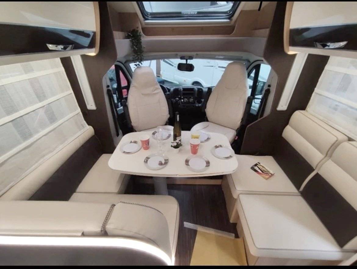 Área de jantar Fiat Ducato 2.2 140 cv 2022 - Yescapa