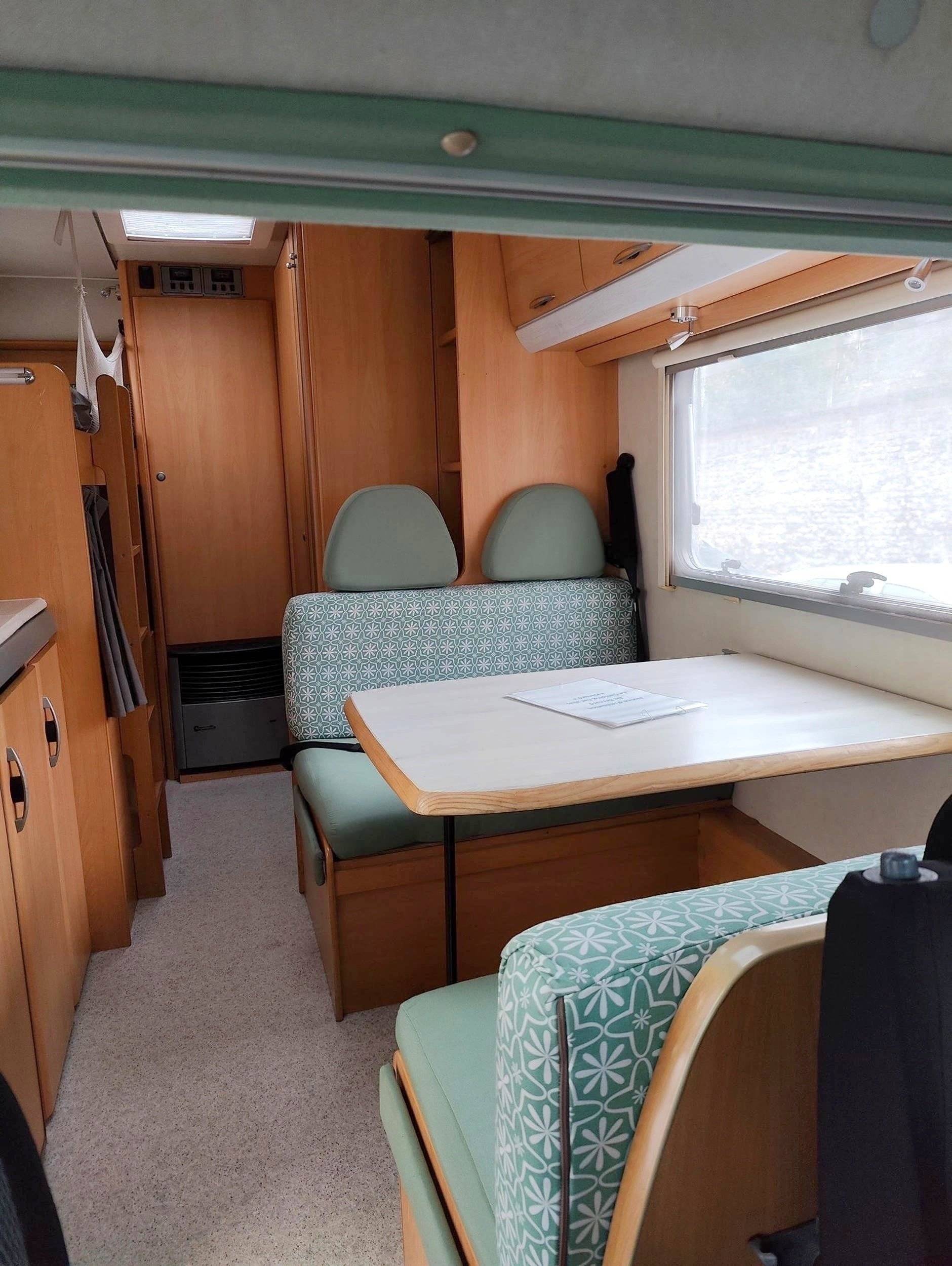 Dining Area Fiat Ducato 2.8 i.d.TD - Yescapa