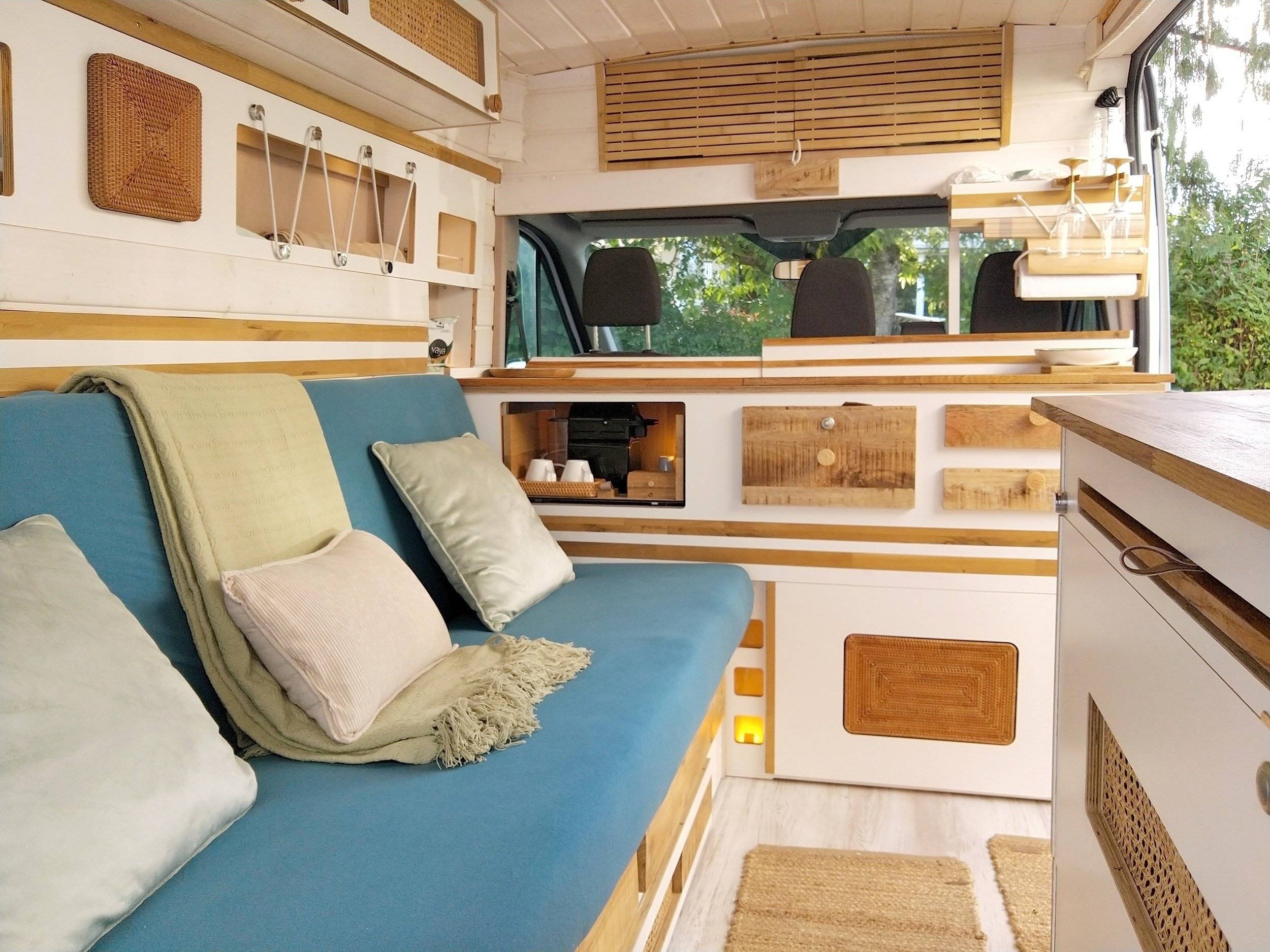 Fahrerbereich Ford Transit 290 L2 - Yescapa