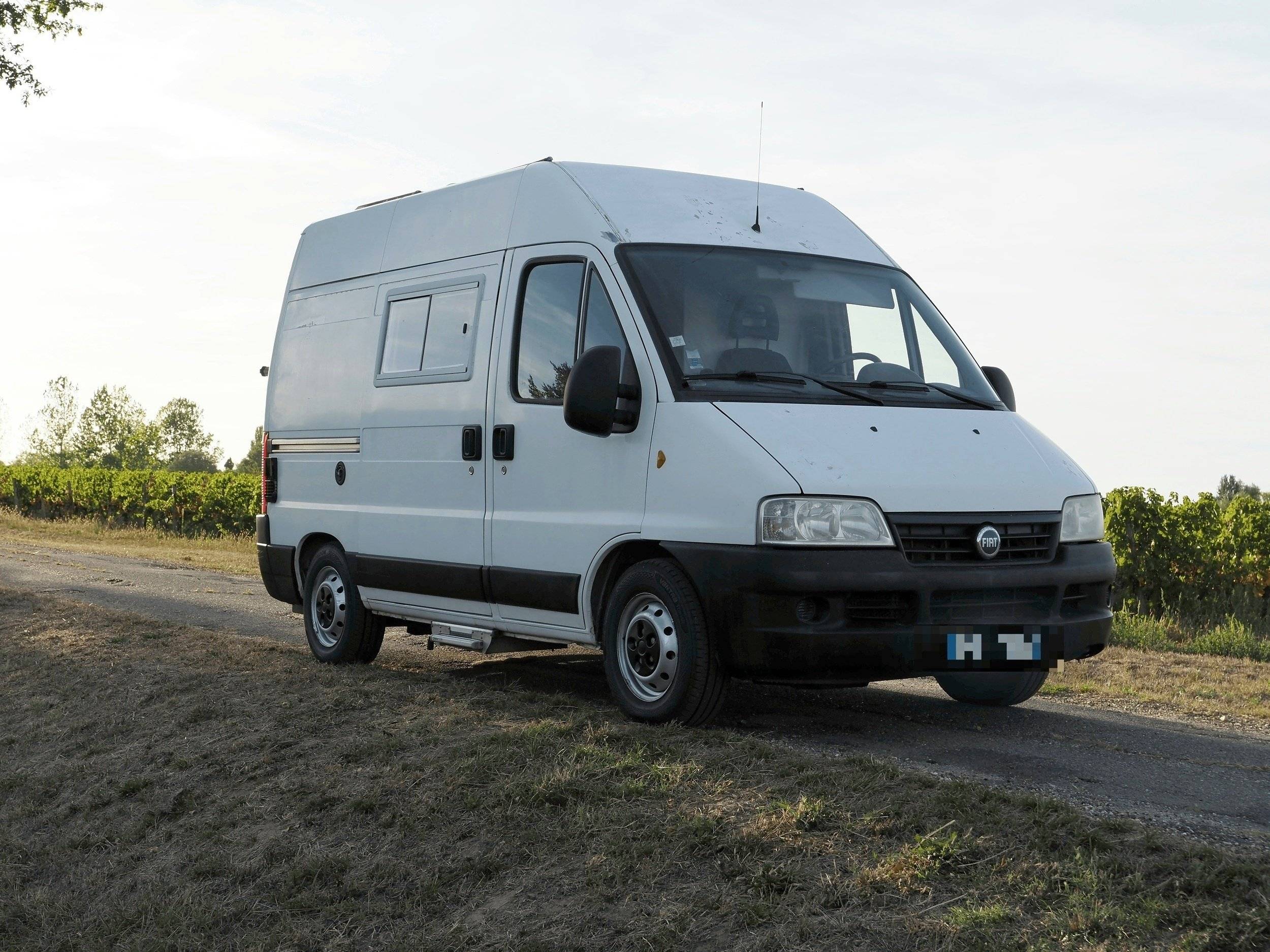 Voorkant 3/4 Fiat 2.3 JTD - Yescapa